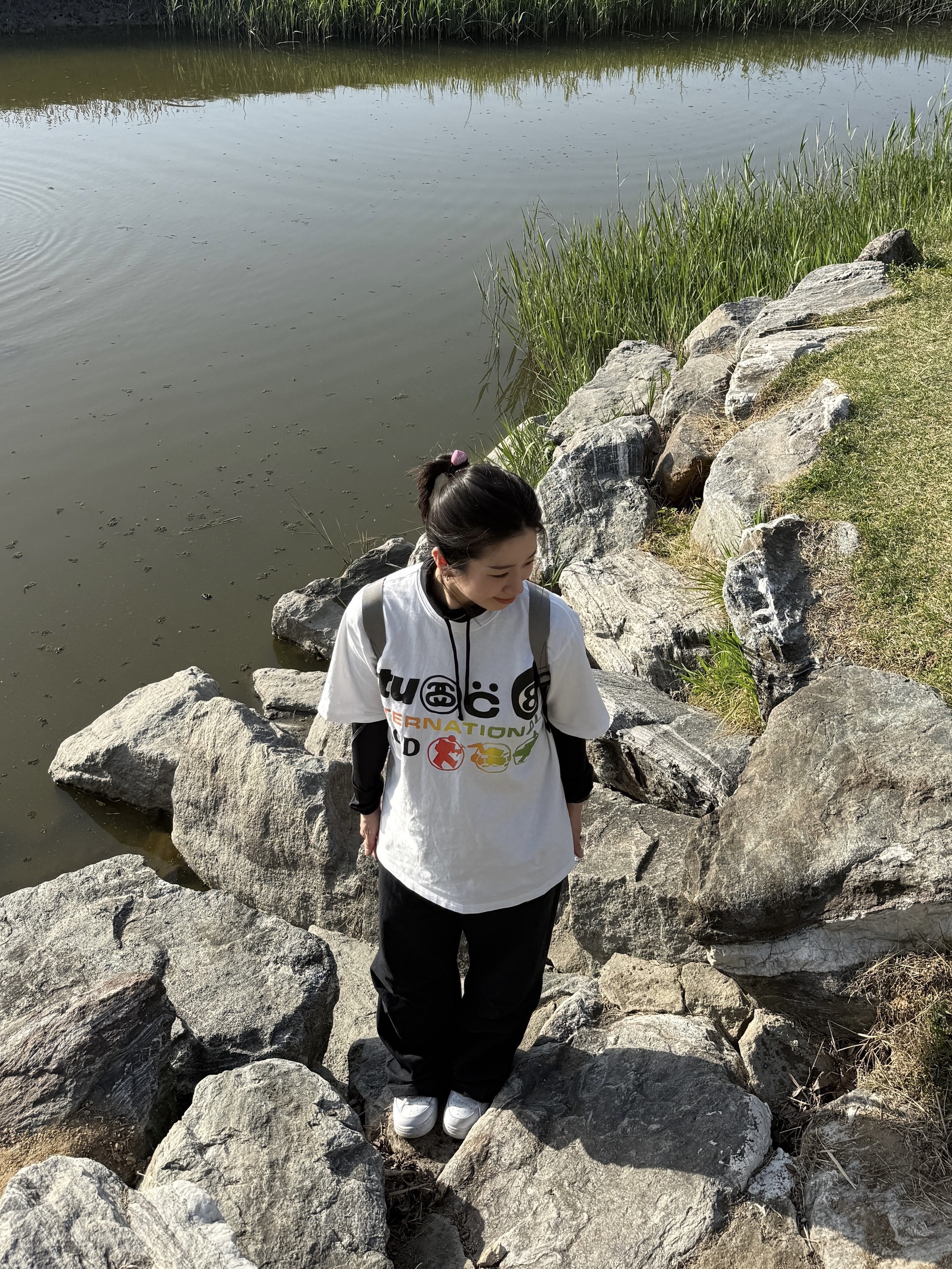 Nike x Supreme Air Force 1 Low White, Stussy x Cactus Plant Flea Market International T-Shirt White 착용 스타일 - 3