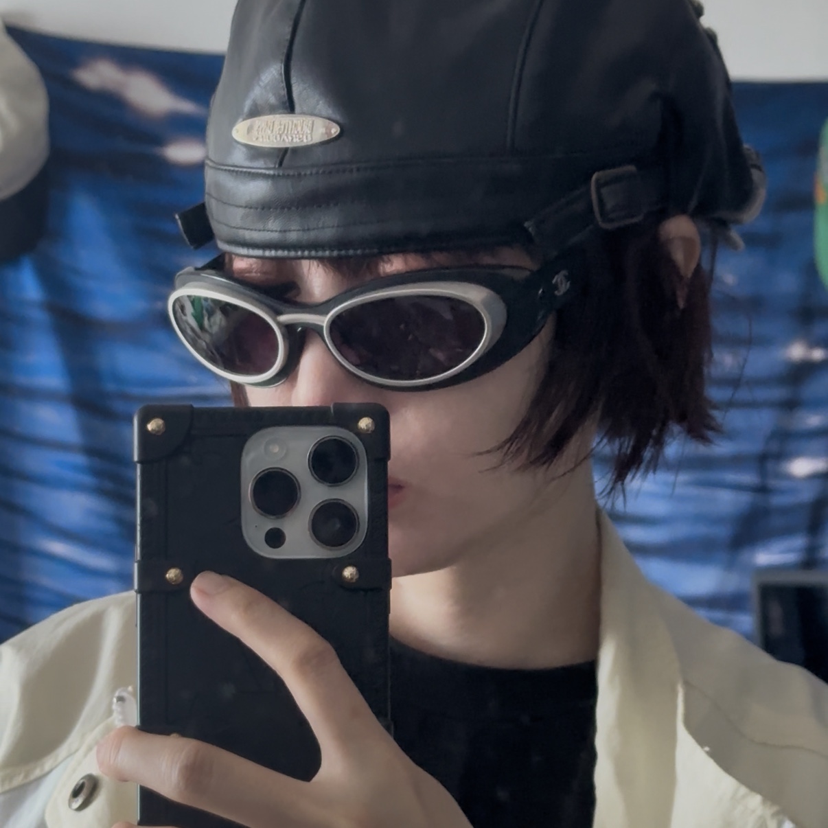 Bsrabbit Jeweled Hunting Cap Black Leather, Chanel Oval Sunglasses Nylon Metal Leather & Black Lenses Grey Gradient 착용 스타일 - 1