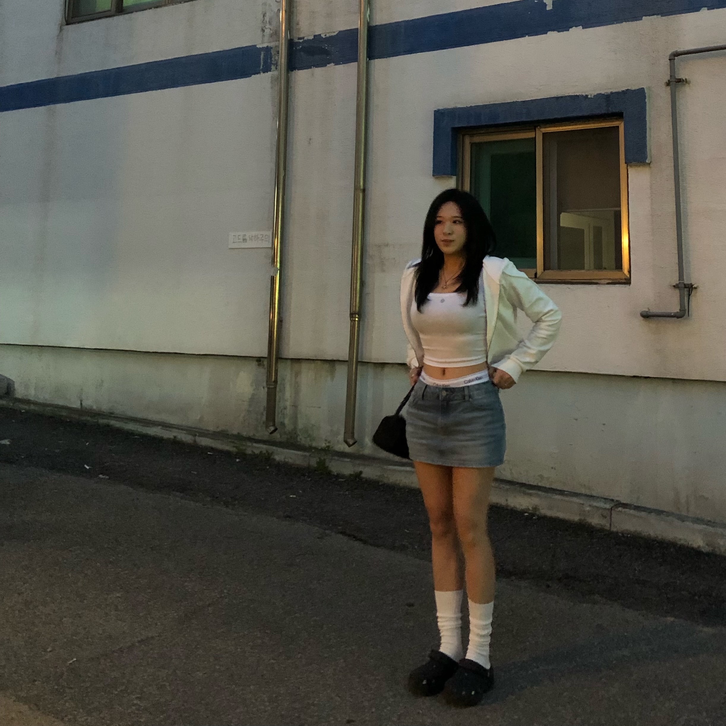 (W) Calvin Klein Modern Cotton Bikini Brief Grey Heather, (W) Crocs Classic Platform Clog Black 착용 스타일 - 1