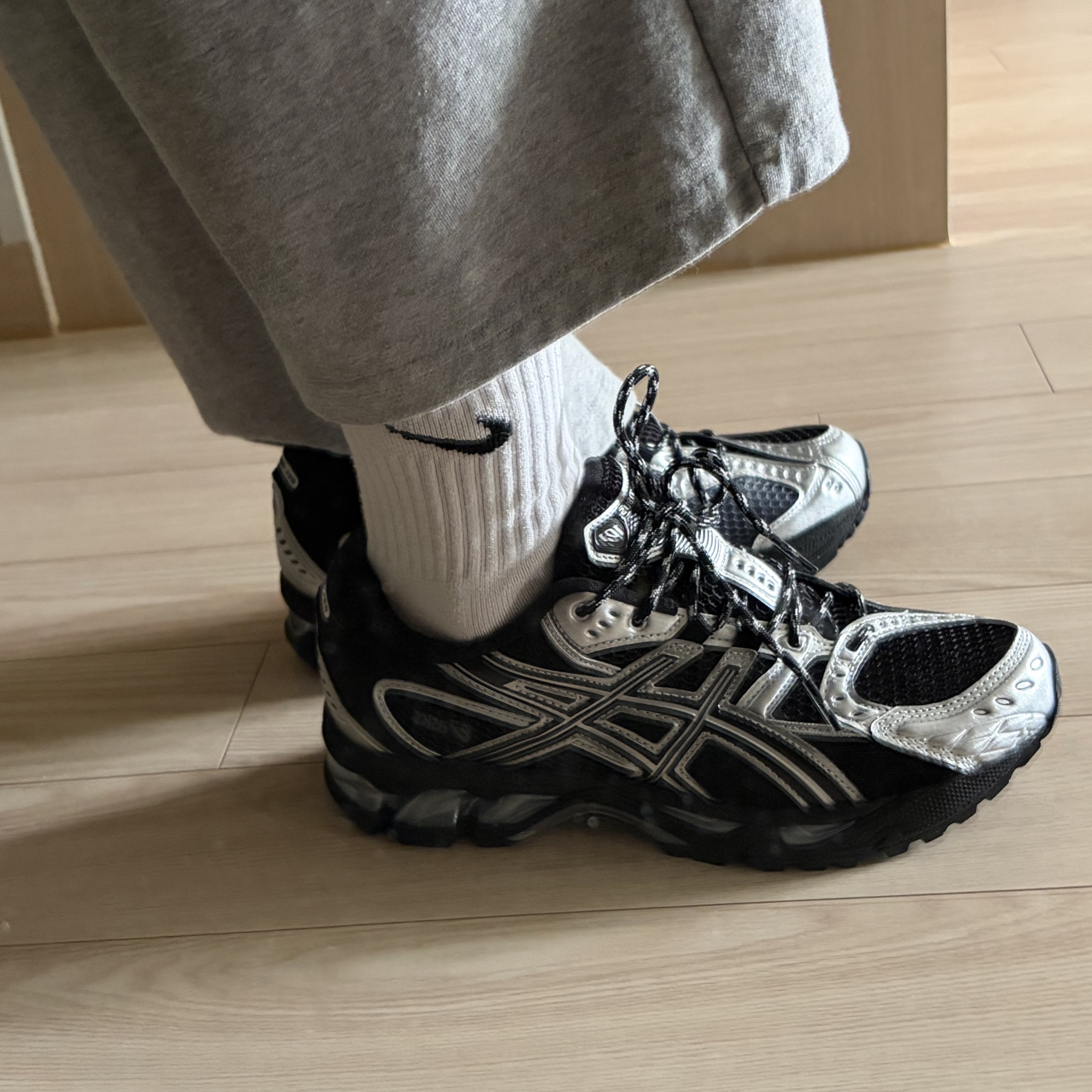 Asics Gel-Nimbus 10.1 Black Pure Silver - Korea Exclusive 착용 스타일 - 2
