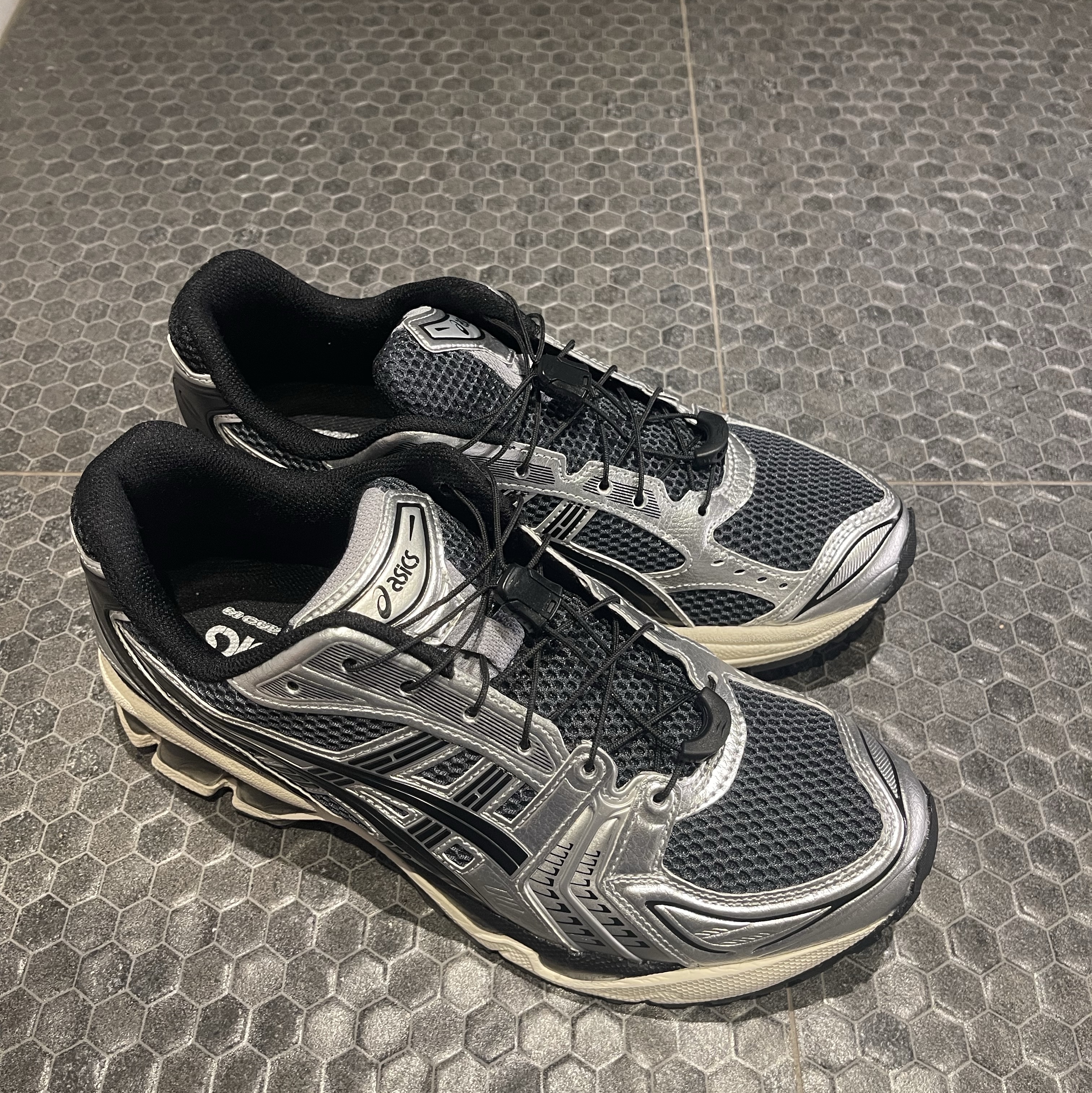 Asics Unlimited Gel-Kayano 14 Carrier Grey Black, Asics Gel-Kayano 14 Black Pure Silver 착용 스타일 - 1