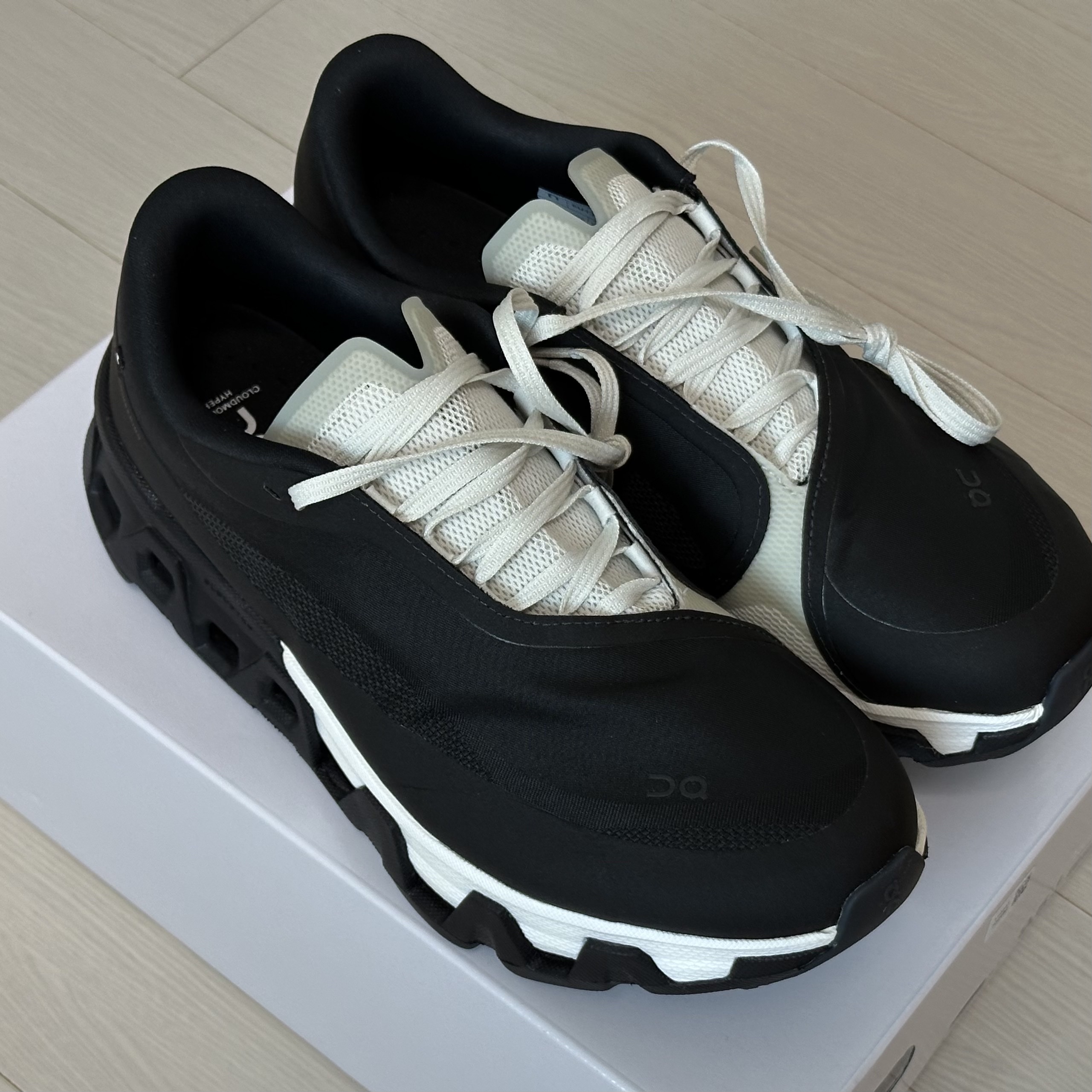 On Running x Post Archive Faction (Paf) Cloudmonster Hyper Black 착용 스타일 - 1