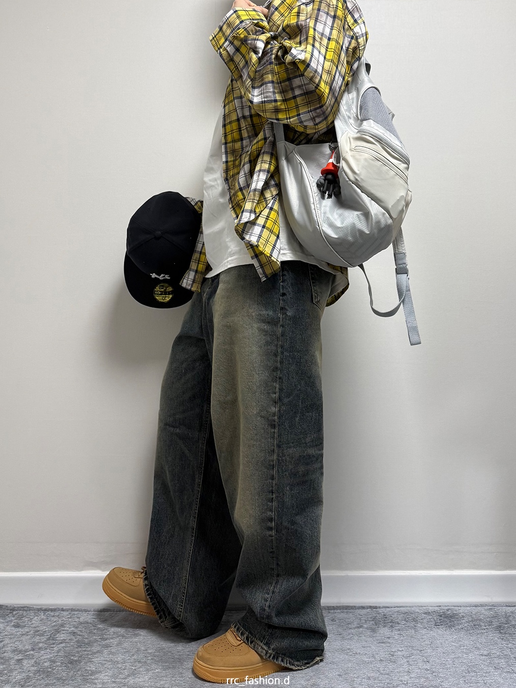 Mischief x Eplc Lightweight Zip Around Backpack Light Gray, Undermycar Mu.26 Anti Fxxking Logo Play Brush Washed Wide Jeans Oil Blue 착용 스타일 - 1