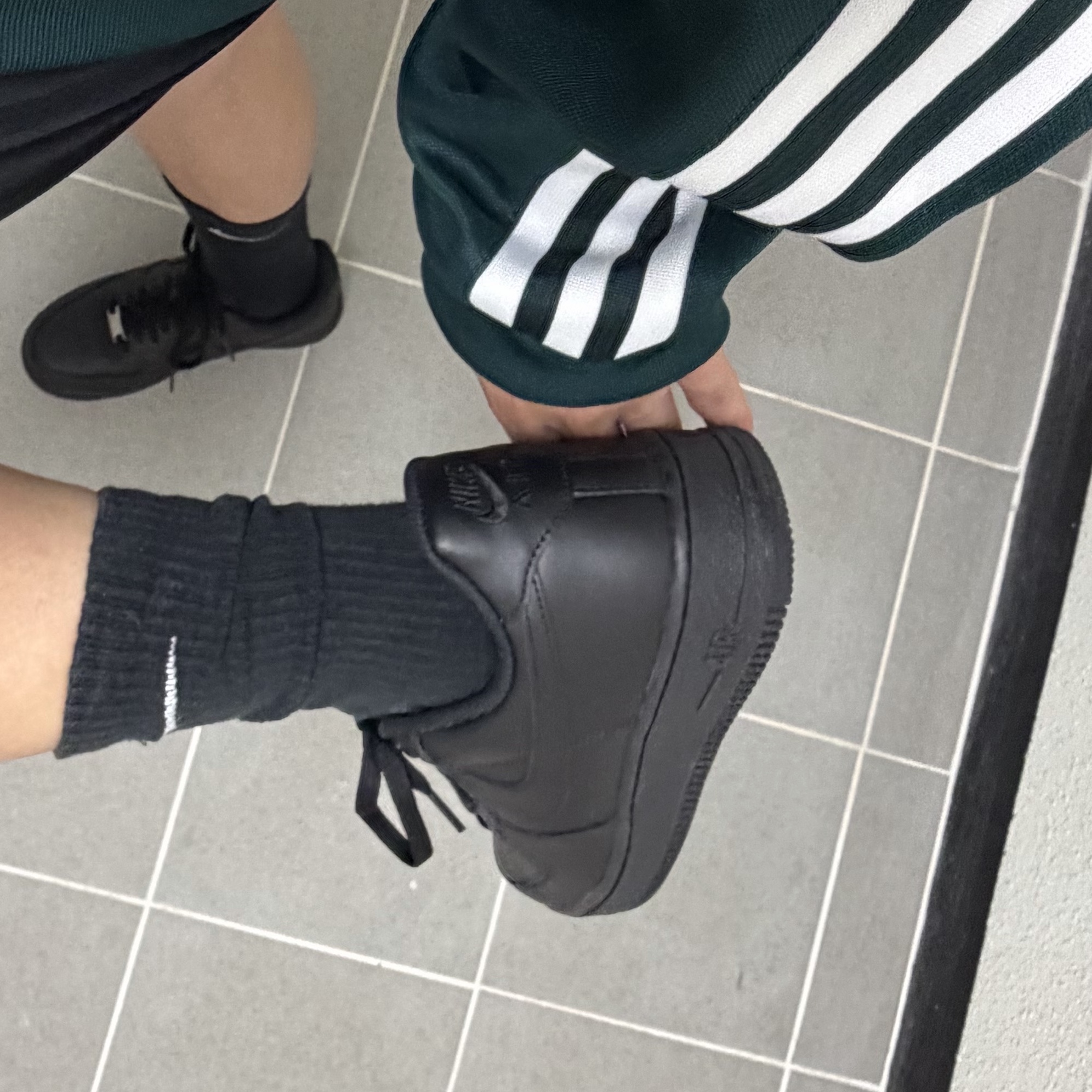 Nike Air Force 1 '07 Low Triple Black 착용 스타일