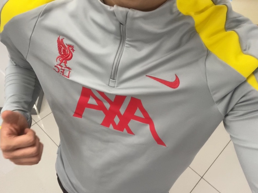 Nike Liverpool FC Strike 3rd Football Drill Top Light Smoke Grey Chrome Yellow (Non Marking Ver.) 착용 스타일