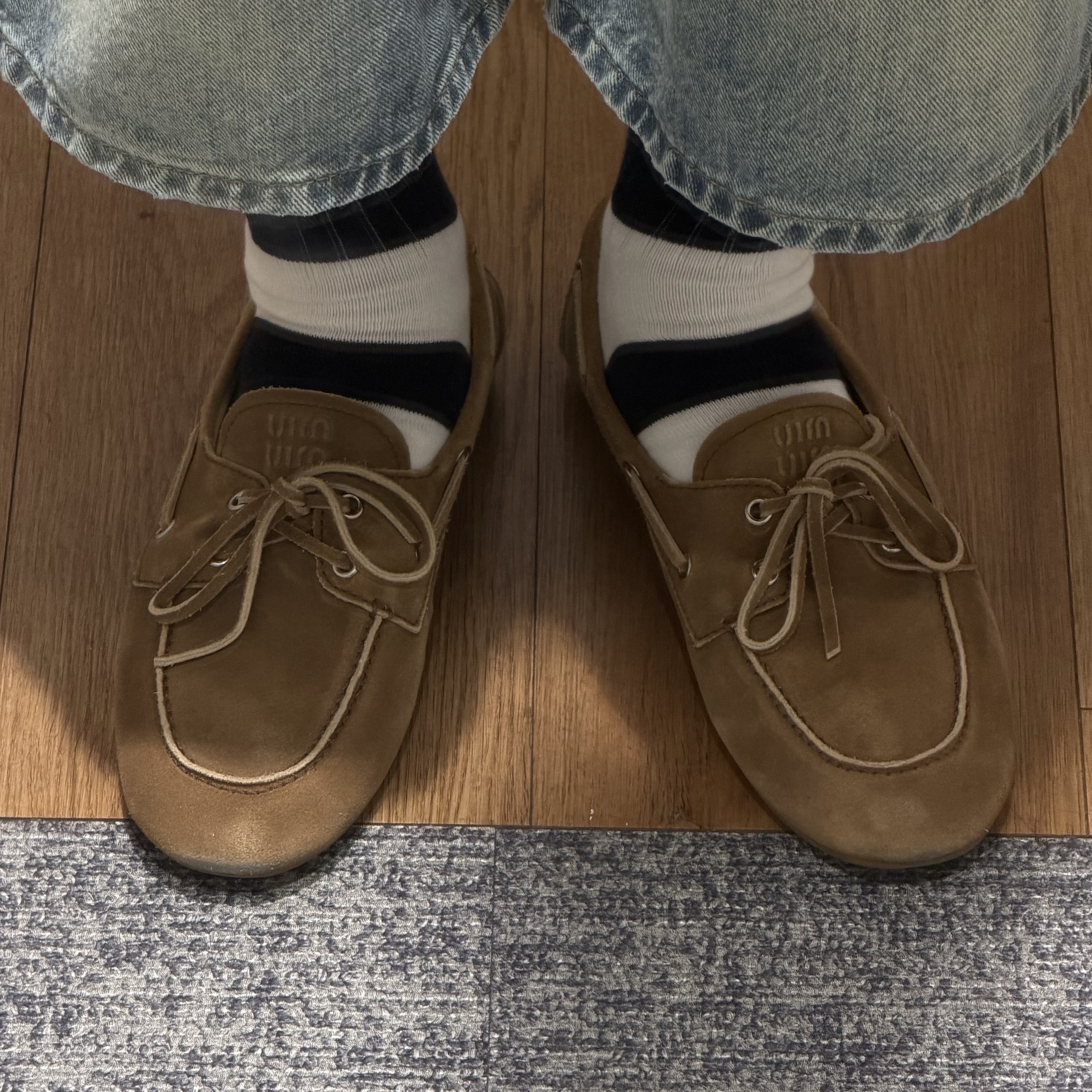 (W) Miu Miu Cotton Pique Polo Shirt Black, (W) Miu Miu Faded Unlined Suede Loafers Cinnamon 착용 스타일 - 2