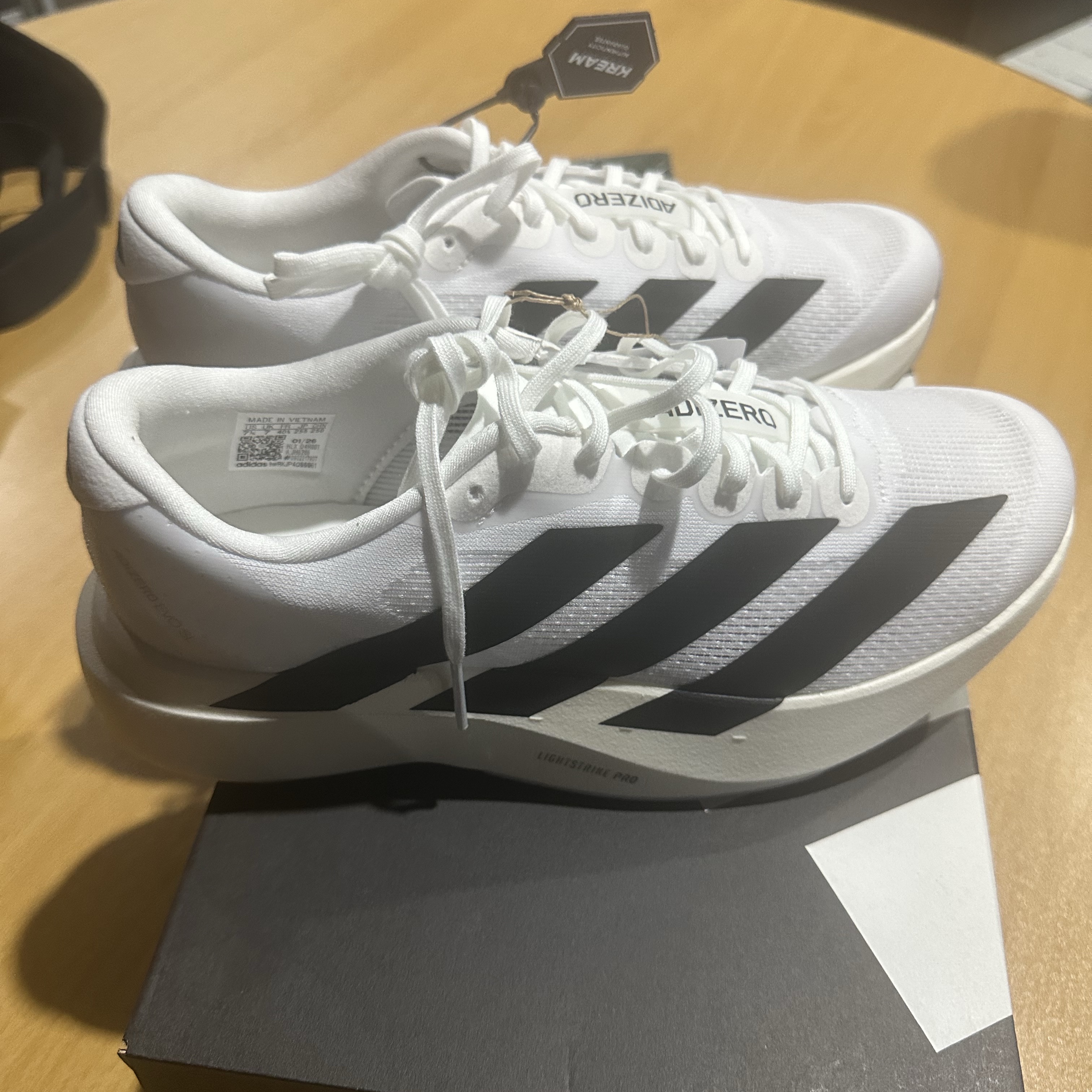 Adidas Adizero EVO SL Cloud White Core Black 착용 스타일 - 2