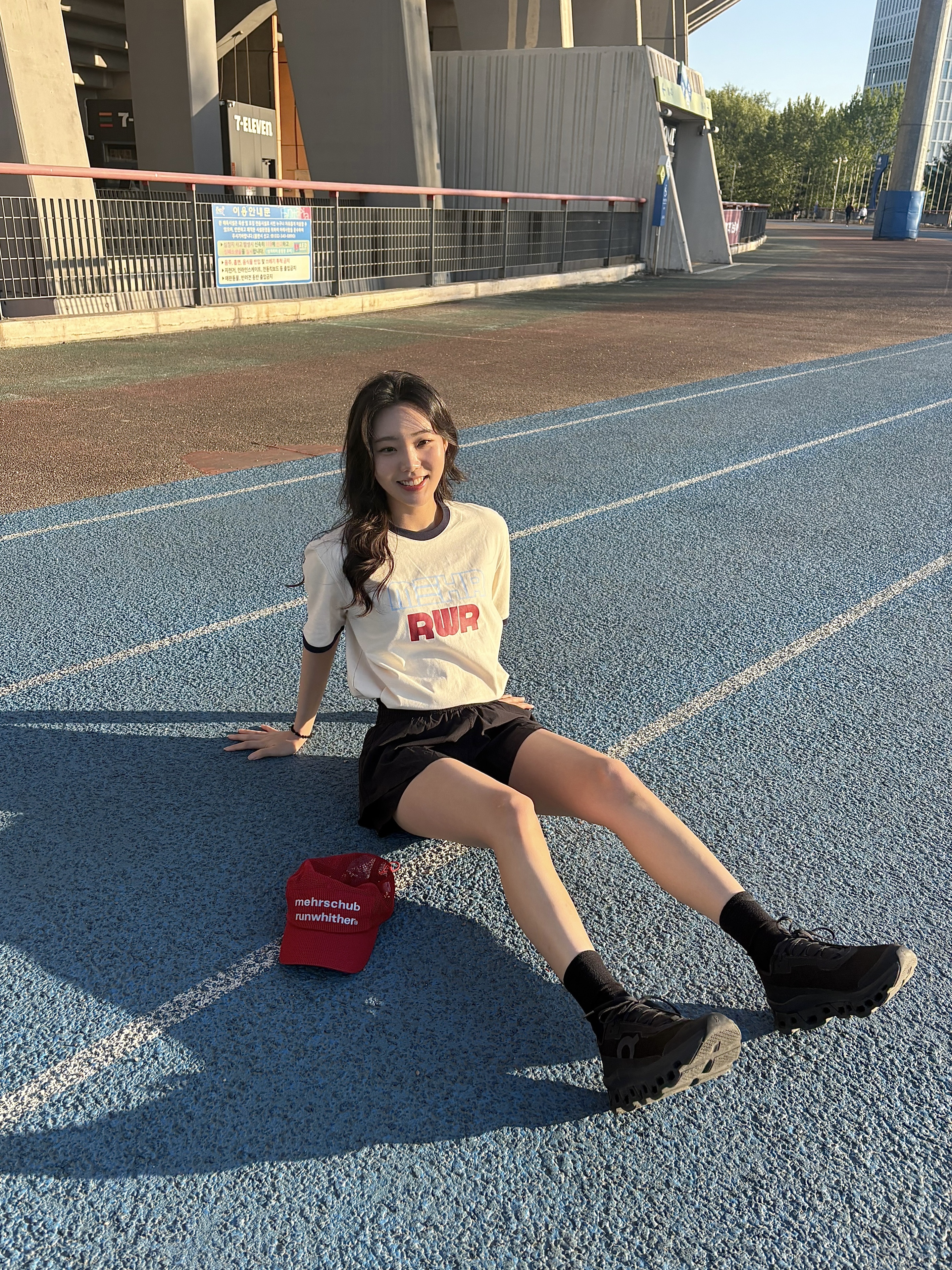 [KREAM 단독] RWR x MEHR Ringer T-Shirt Cream, [KREAM 단독] RWR x MEHR Mesh Cap Red 착용 스타일 - 4