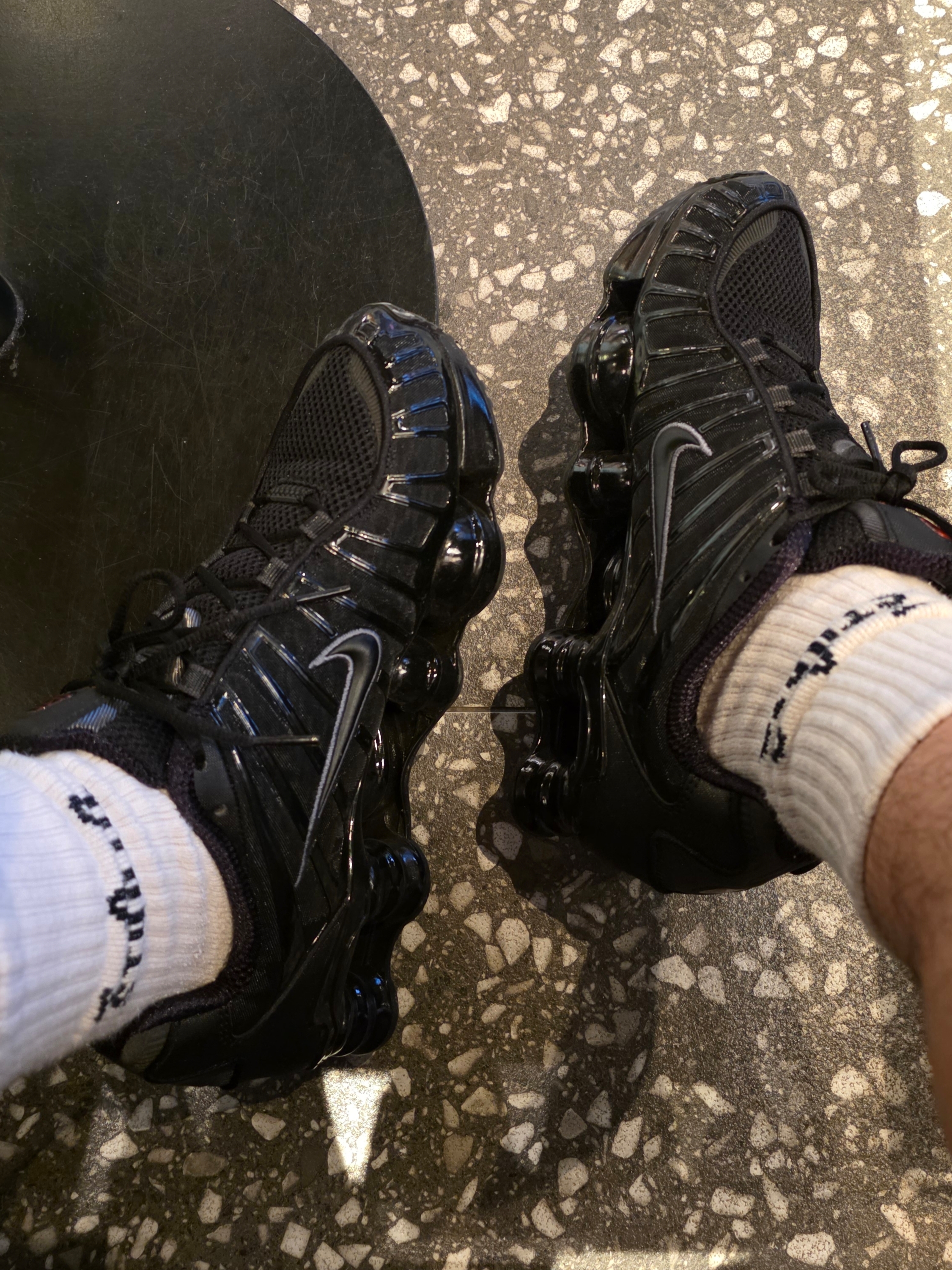 Nike ACG Heritage 86 Cap Black, Nike Shox TL Black Metallic Hematite 착용 스타일 - 2