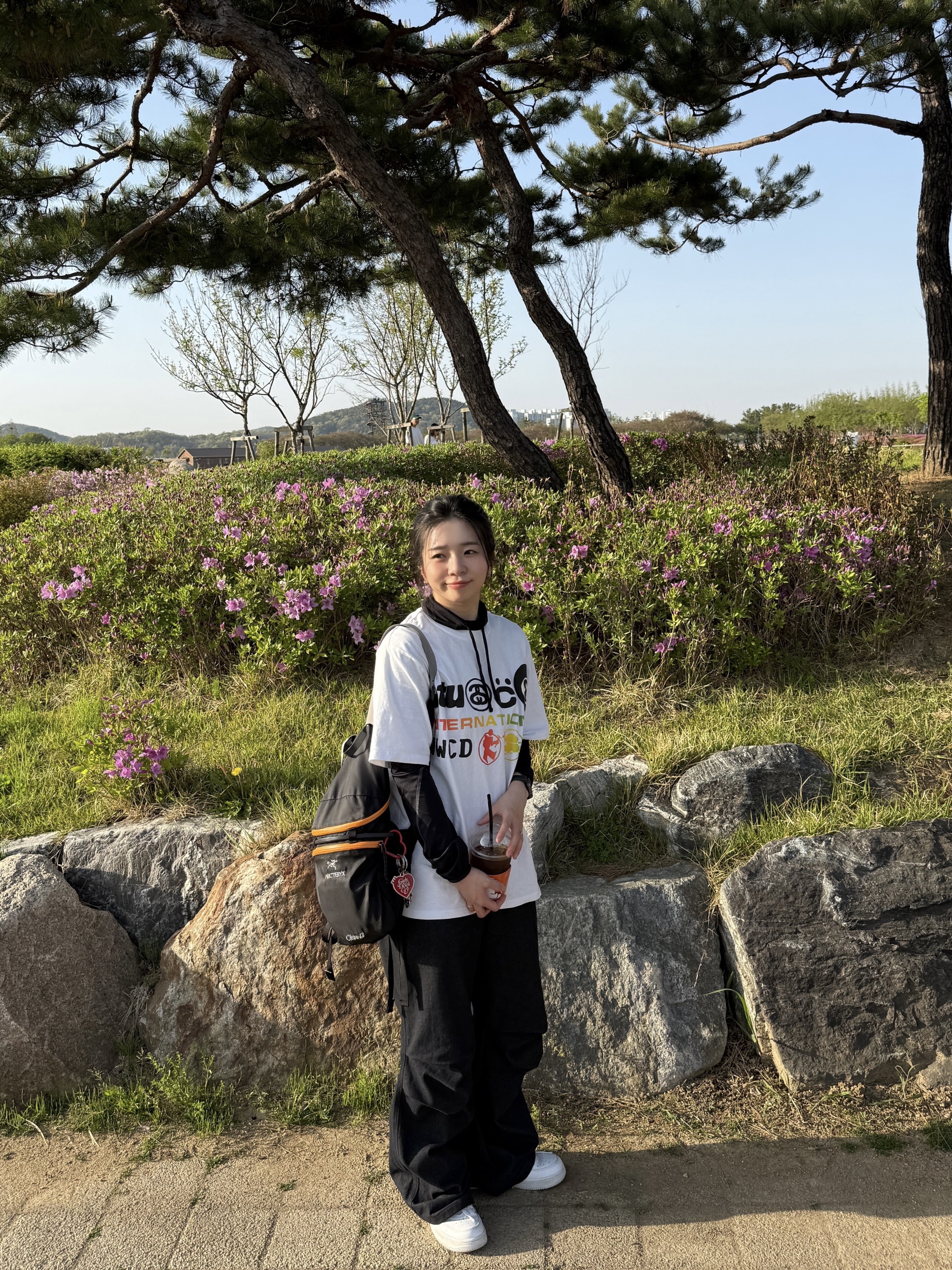 (W) Mischief Draped Turtleneck Top Black, Stussy x Cactus Plant Flea Market International T-Shirt White 착용 스타일 - 2