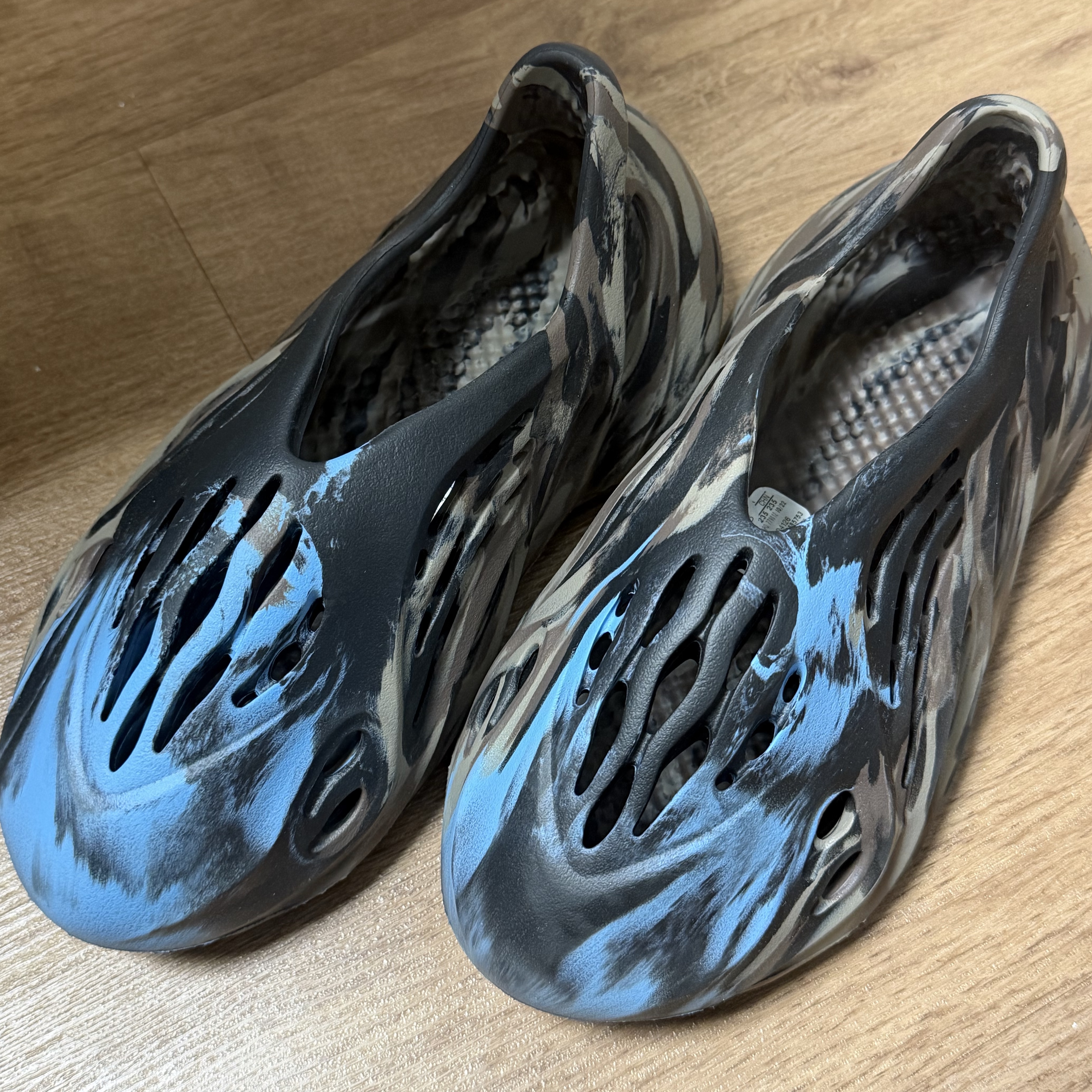 Adidas Yeezy Foam RNNR MX Cinder 착용 스타일
