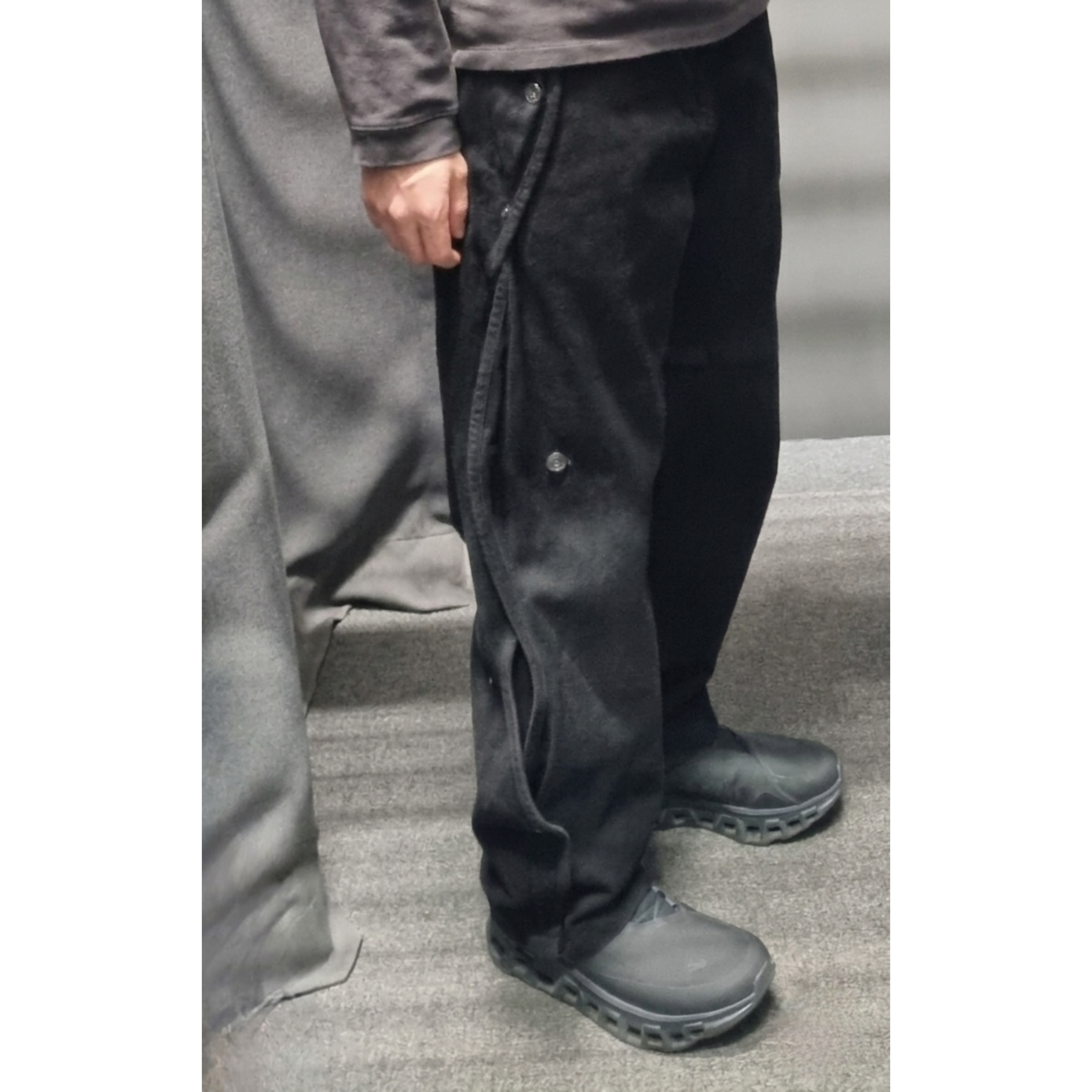 On Running x Post Archive Faction (Paf) Cloudmonster 2 Black Magnet, Sansan Gear Cotton Wave Pants Black 착용 스타일 - 1