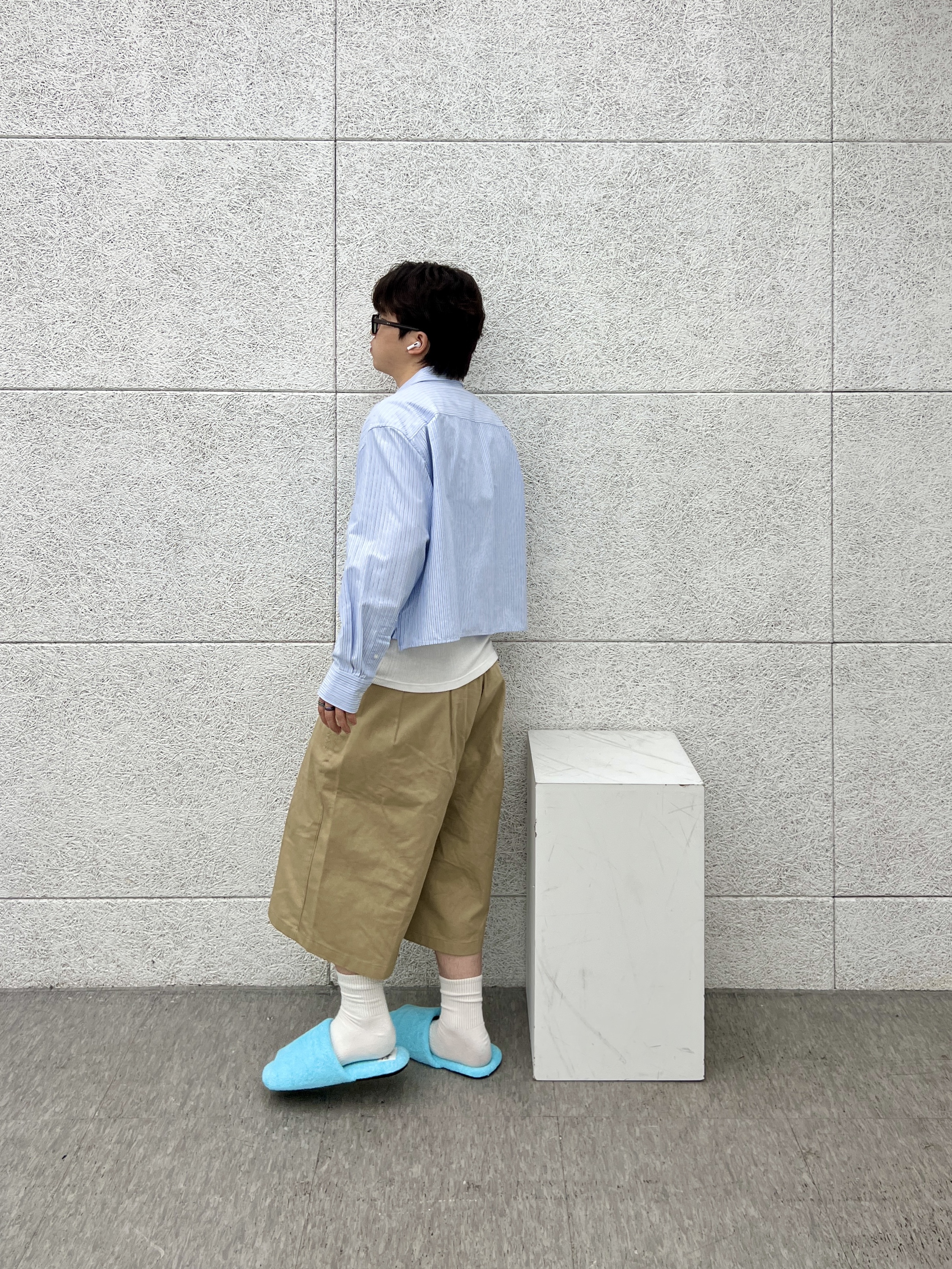 Uniqlo x JW Anderson Oxford Boxy Shirt Blue 착용 스타일 - 4