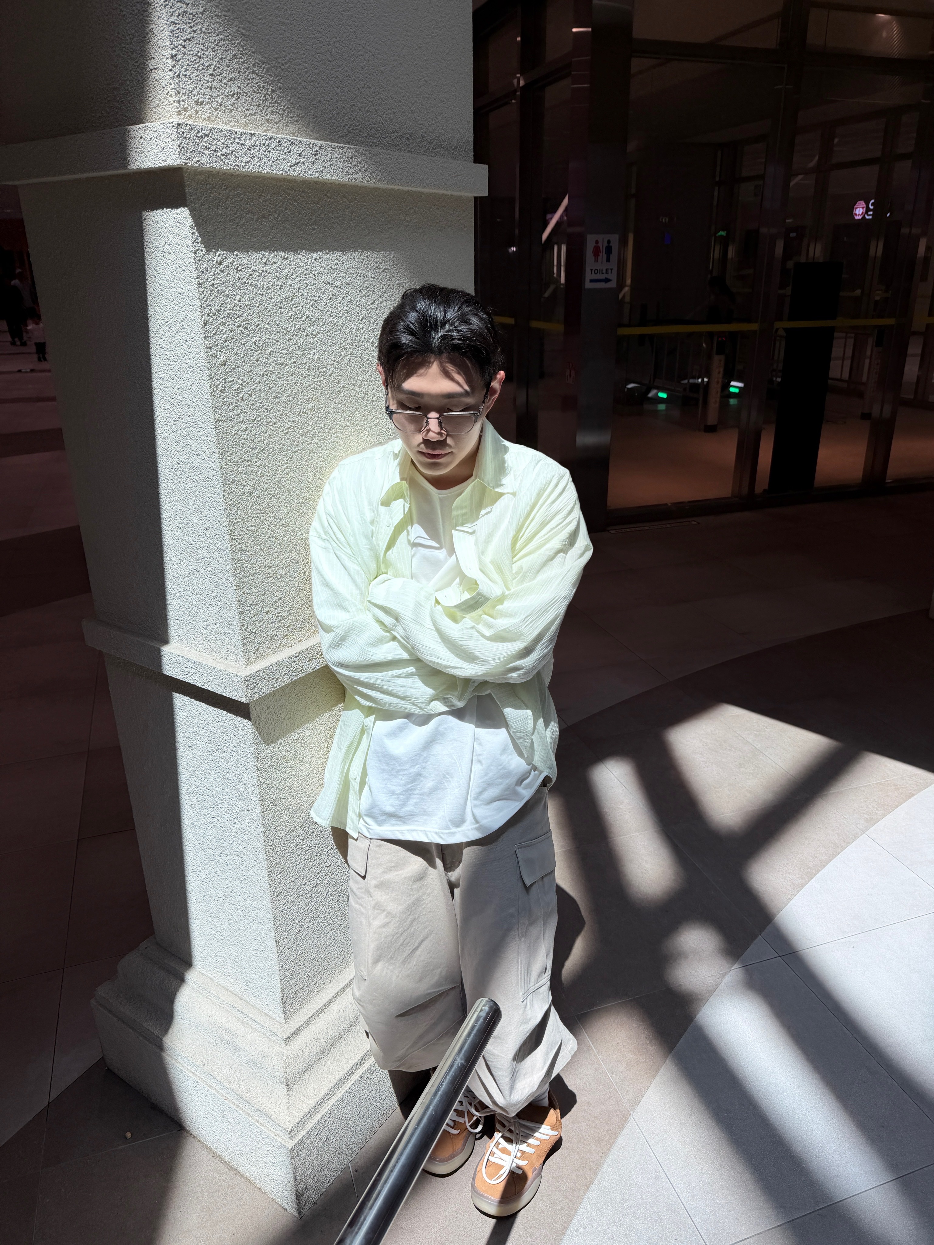 Nonnod Flexible String Pleats Shirt Yellow Stripe, Nonnod Side Cargo Shorts Beige 착용 스타일 - 4