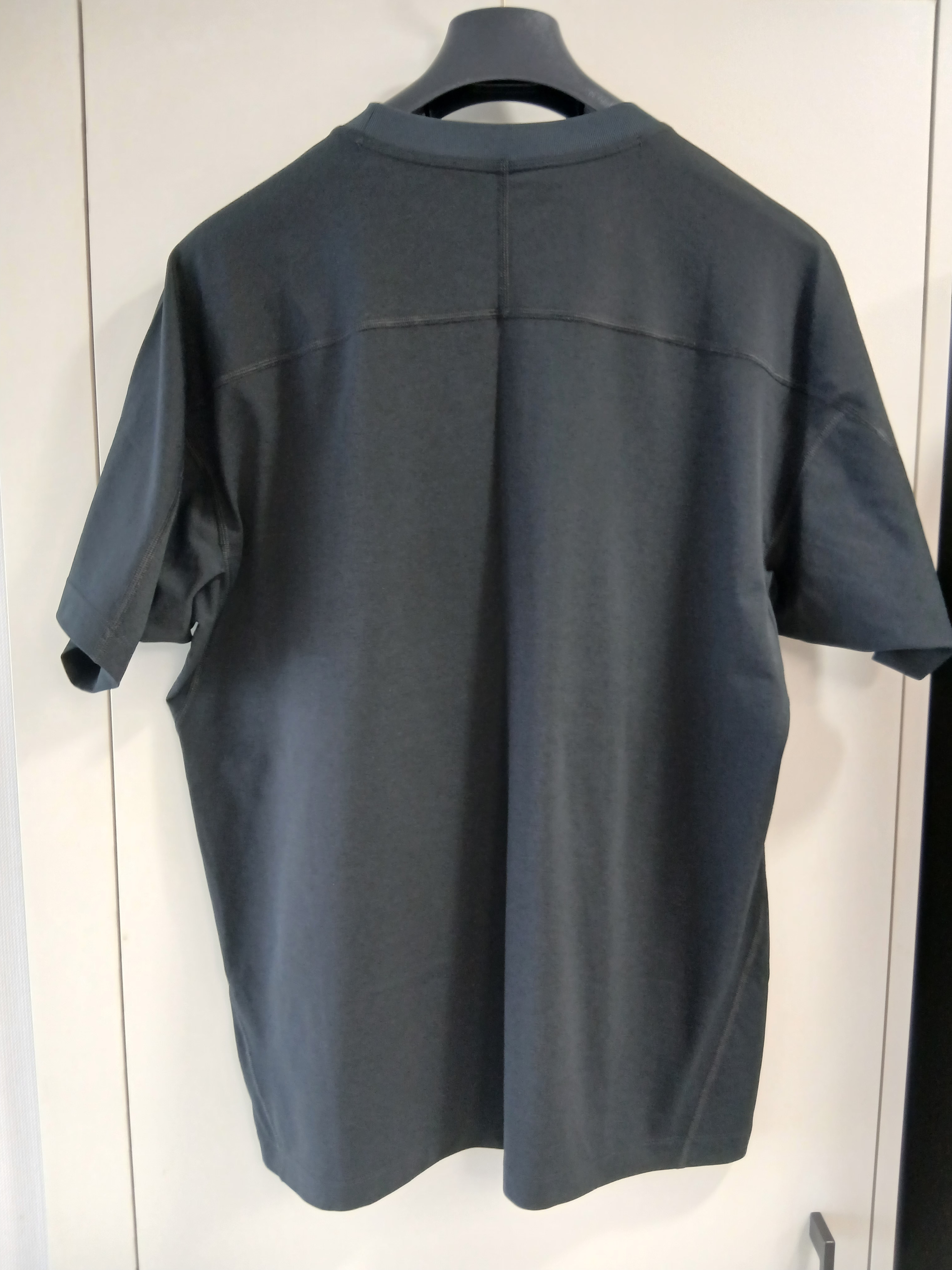 Arc'teryx Konseal Pocket T-Shirt Black Grey, Arc'teryx Konseal Pocket SS T-Shirt Black Grey 착용 스타일 - 2