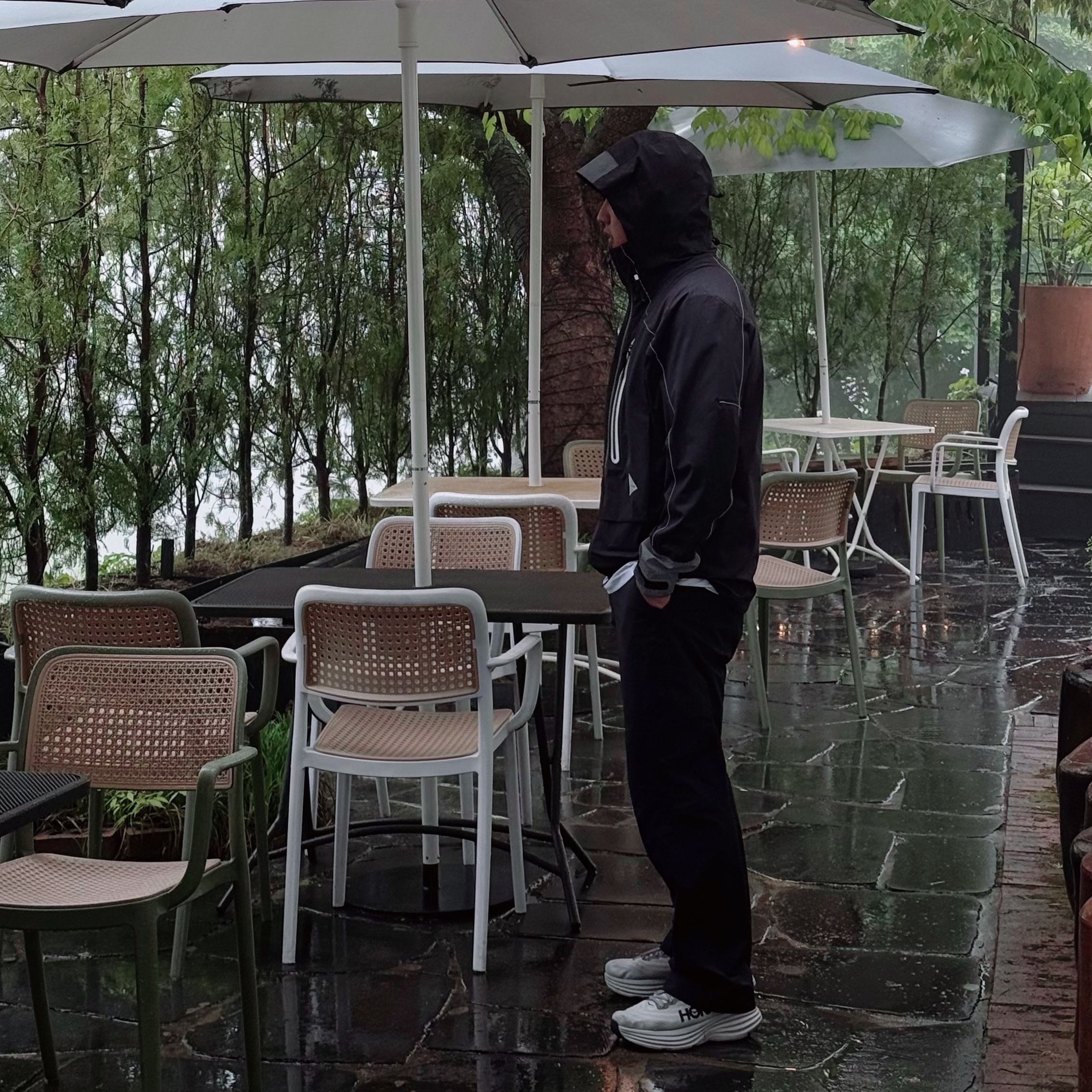 And Wander Pertex Shield Rain Jacket Black, Arc'teryx Cronin Pants Black 착용 스타일 - 1