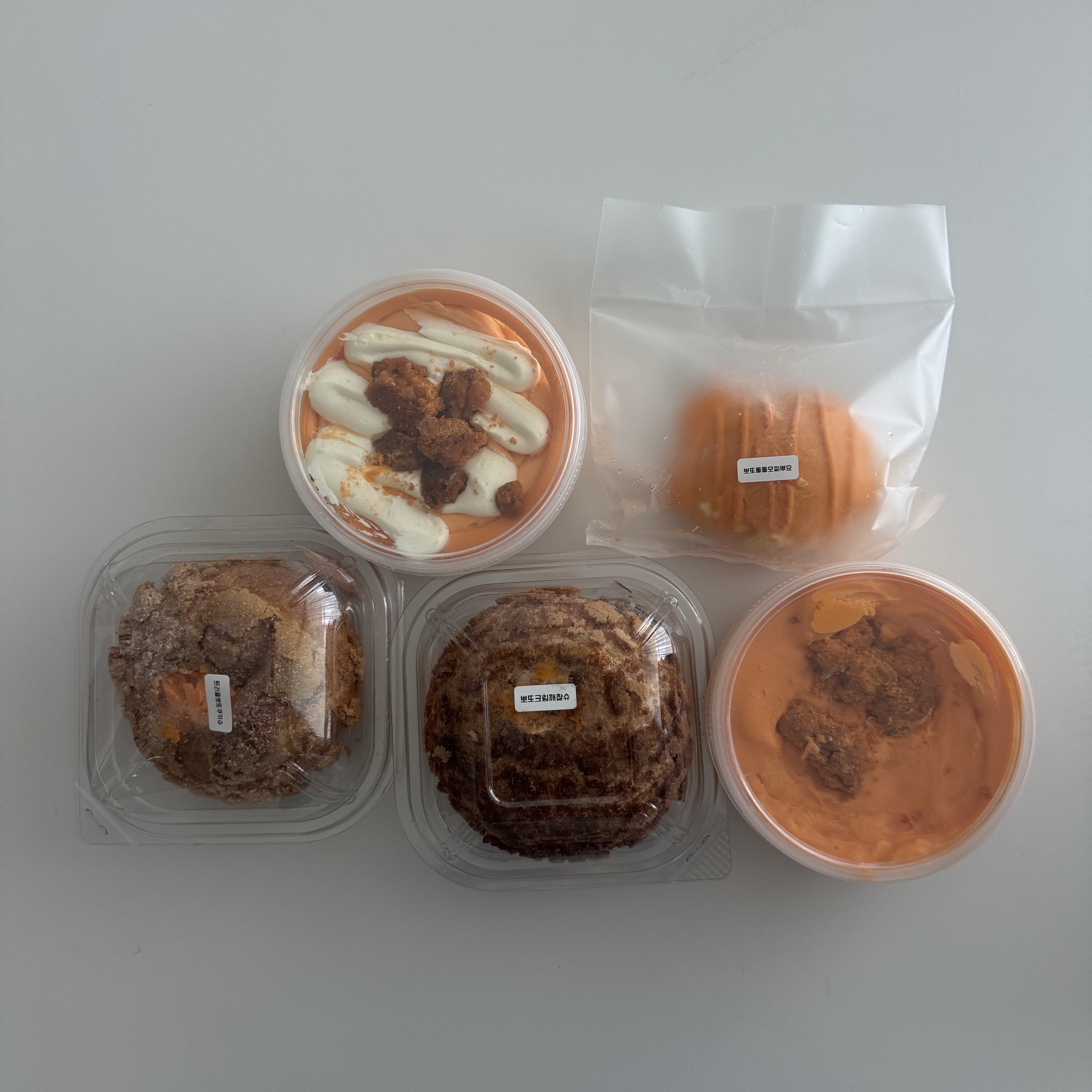 [KREAM 단독] CREAMY Yellow Cheese Mochi Puyo & Choux 5-Piece Set 착용 스타일 - 2
