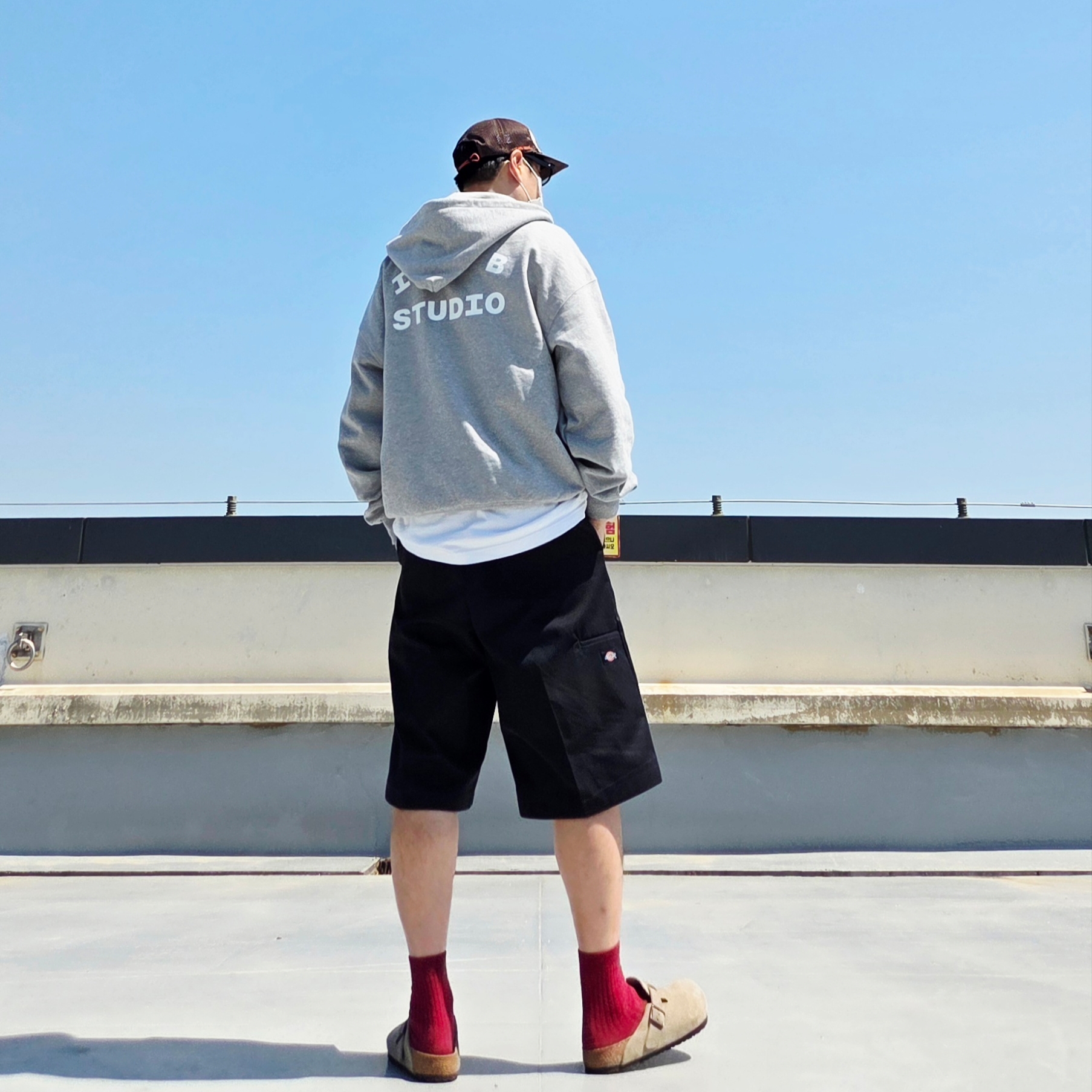 IAB Studio Zip-Up Hoodie Melange Gray - 26SS, Alex Zono I Dig Running Trucker Hat OG Brown - CapeTown 착용 스타일 - 5
