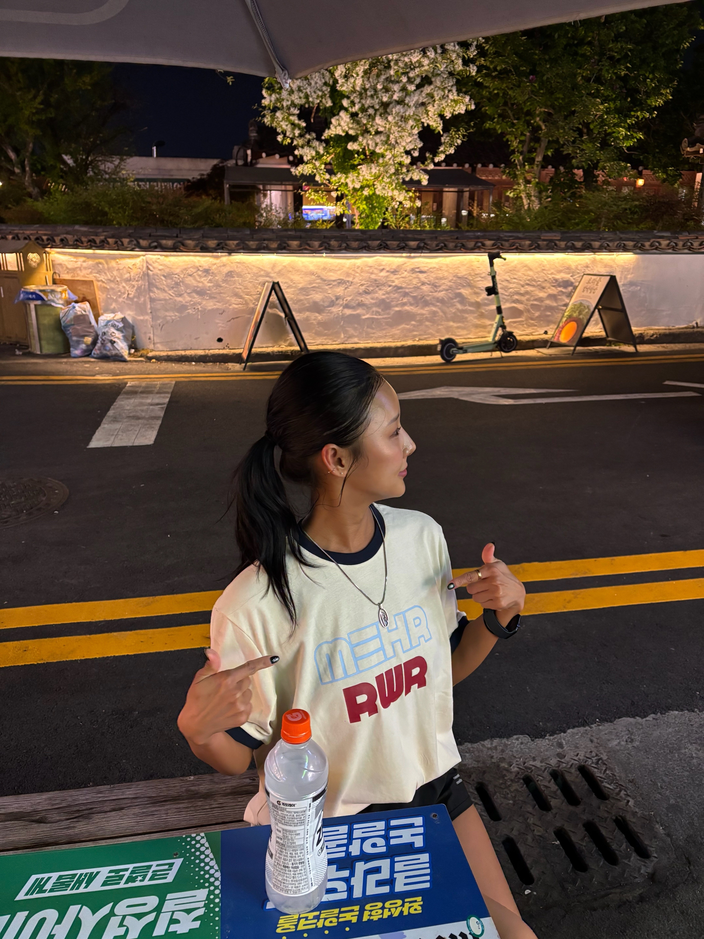 [KREAM 단독] runwhither Windbreaker Jacket V2 White, [KREAM 단독] runwhither Womens 3inch Shorts Black 착용 스타일 - 5