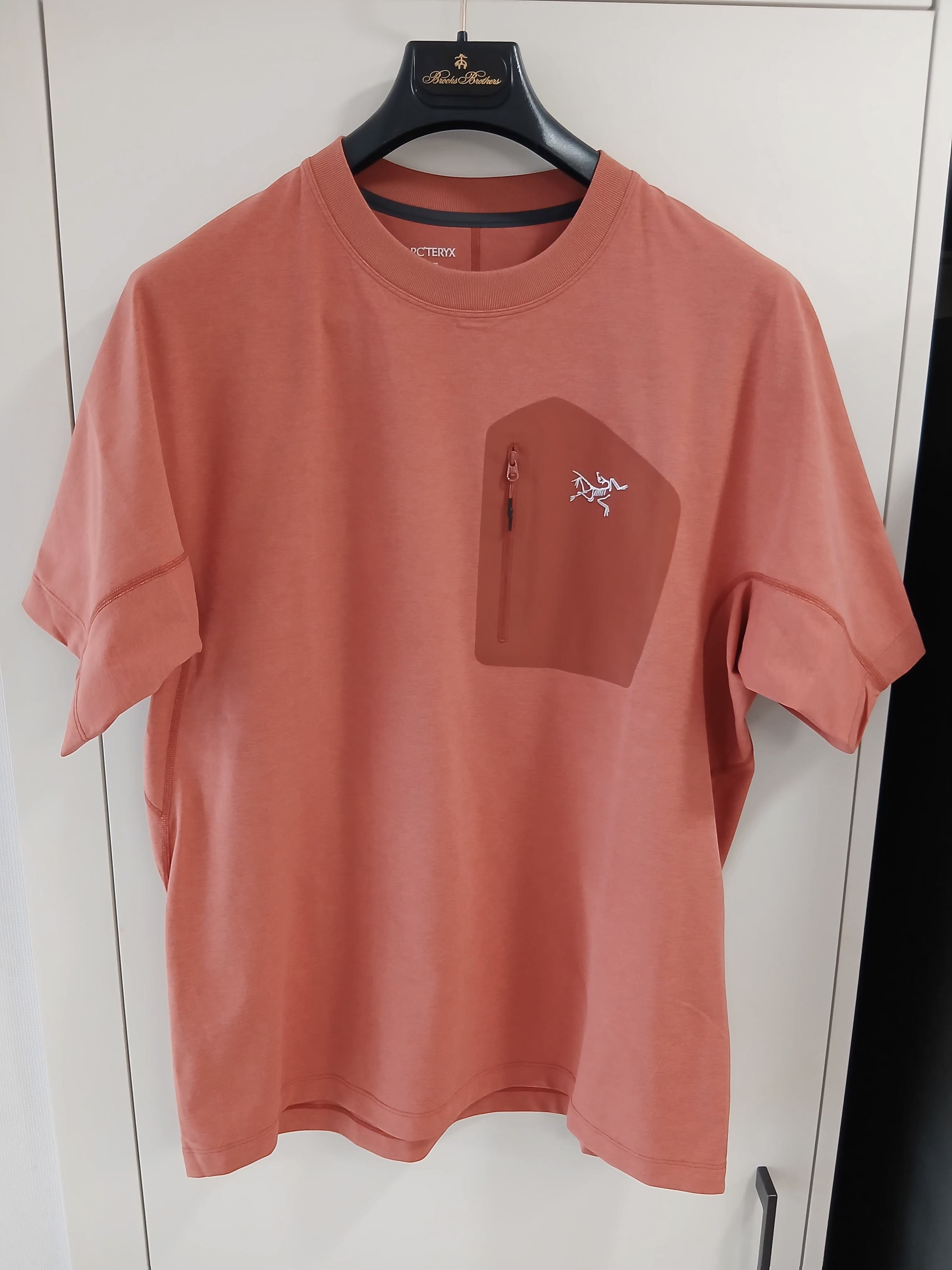 Arc'teryx Konseal Pocket SS T-Shirt Stone Red Dk Stone 착용 스타일 - 1