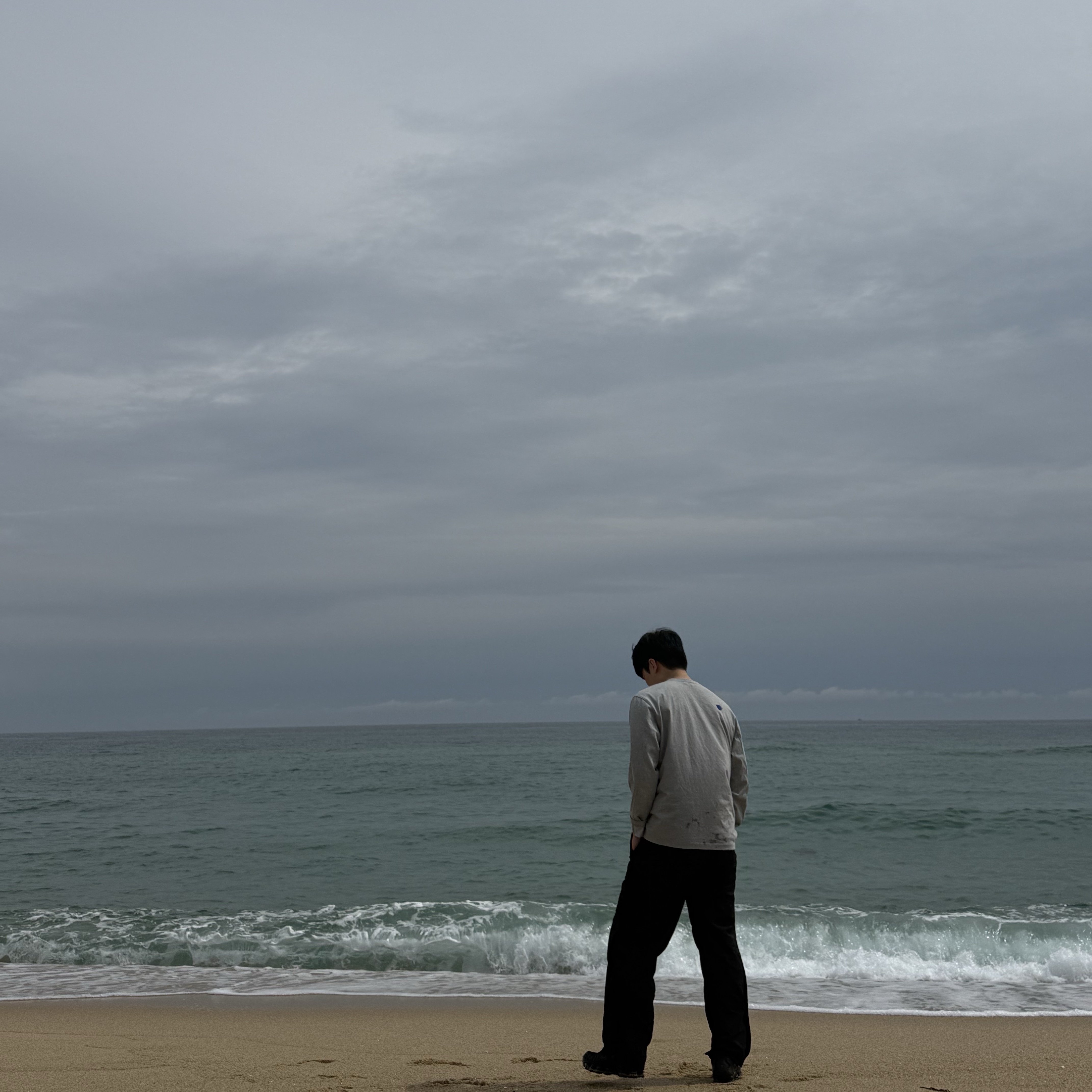 Ader Error Sig; TRS/BL Tag LS T-Shirt 01 Grey, Sansan Gear Side Flap Track Pants Black 착용 스타일