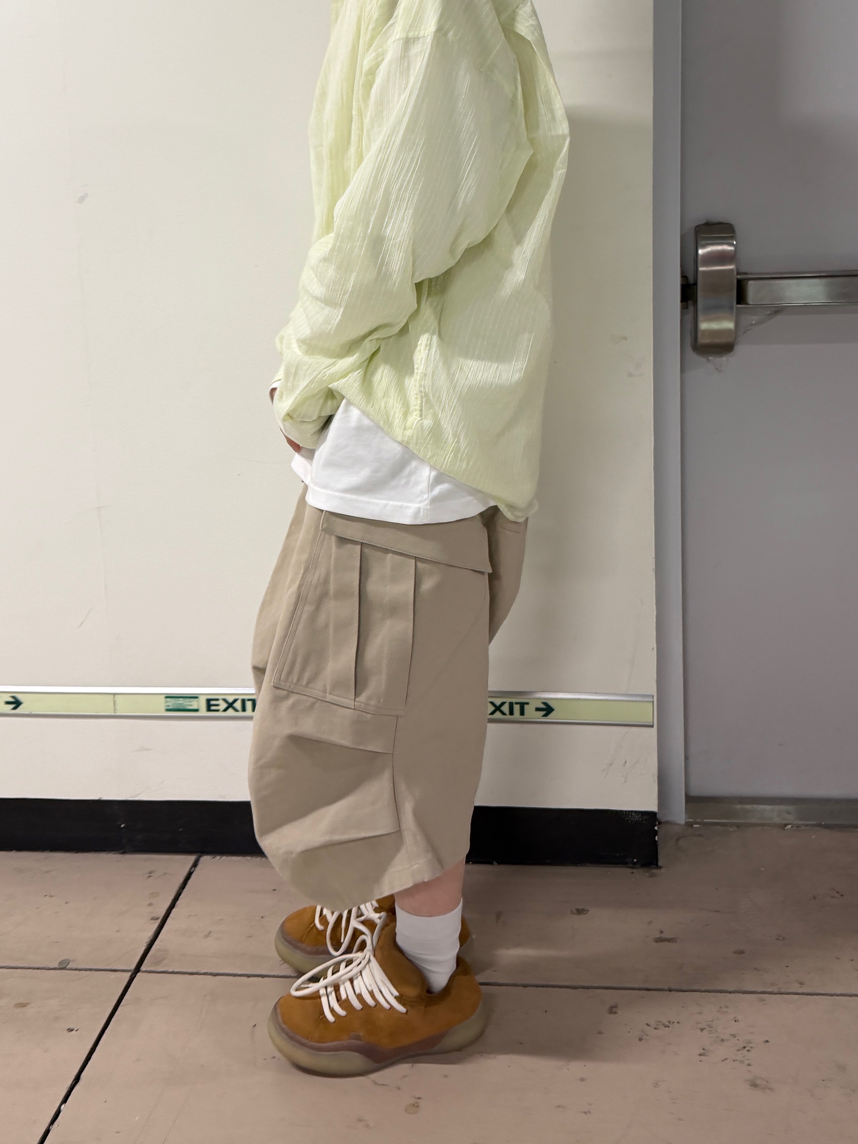 Nonnod Flexible String Pleats Shirt Yellow Stripe, Nonnod Side Cargo Shorts Beige 착용 스타일 - 5