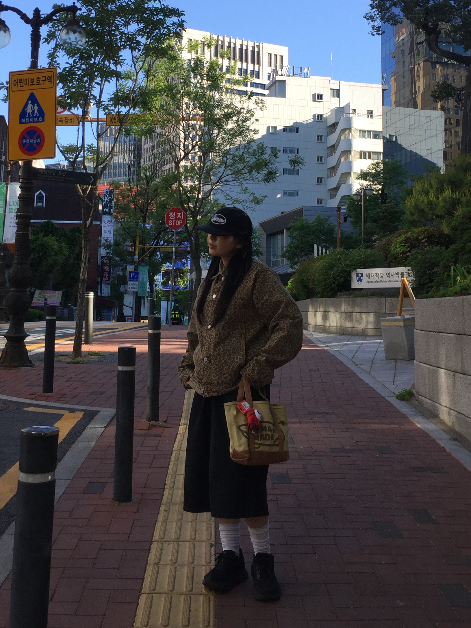 Stussy Trucker Jacket Denim Leopard 착용 스타일 - 2