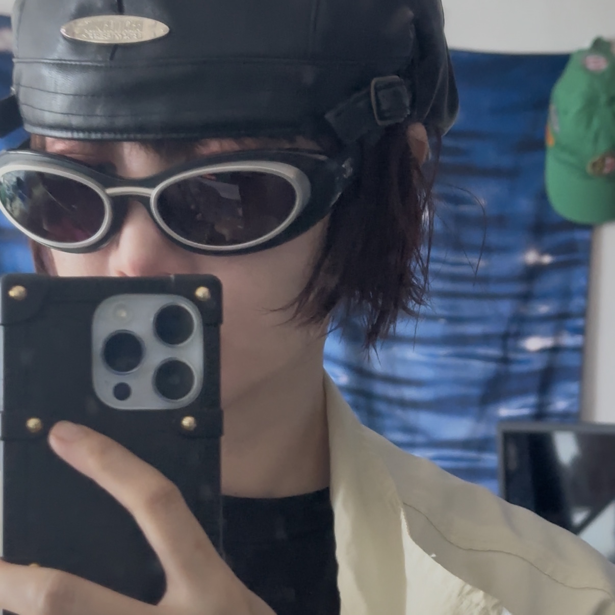 Bsrabbit Jeweled Hunting Cap Black Leather, Chanel Oval Sunglasses Nylon Metal Leather & Black Lenses Grey Gradient 착용 스타일 - 3