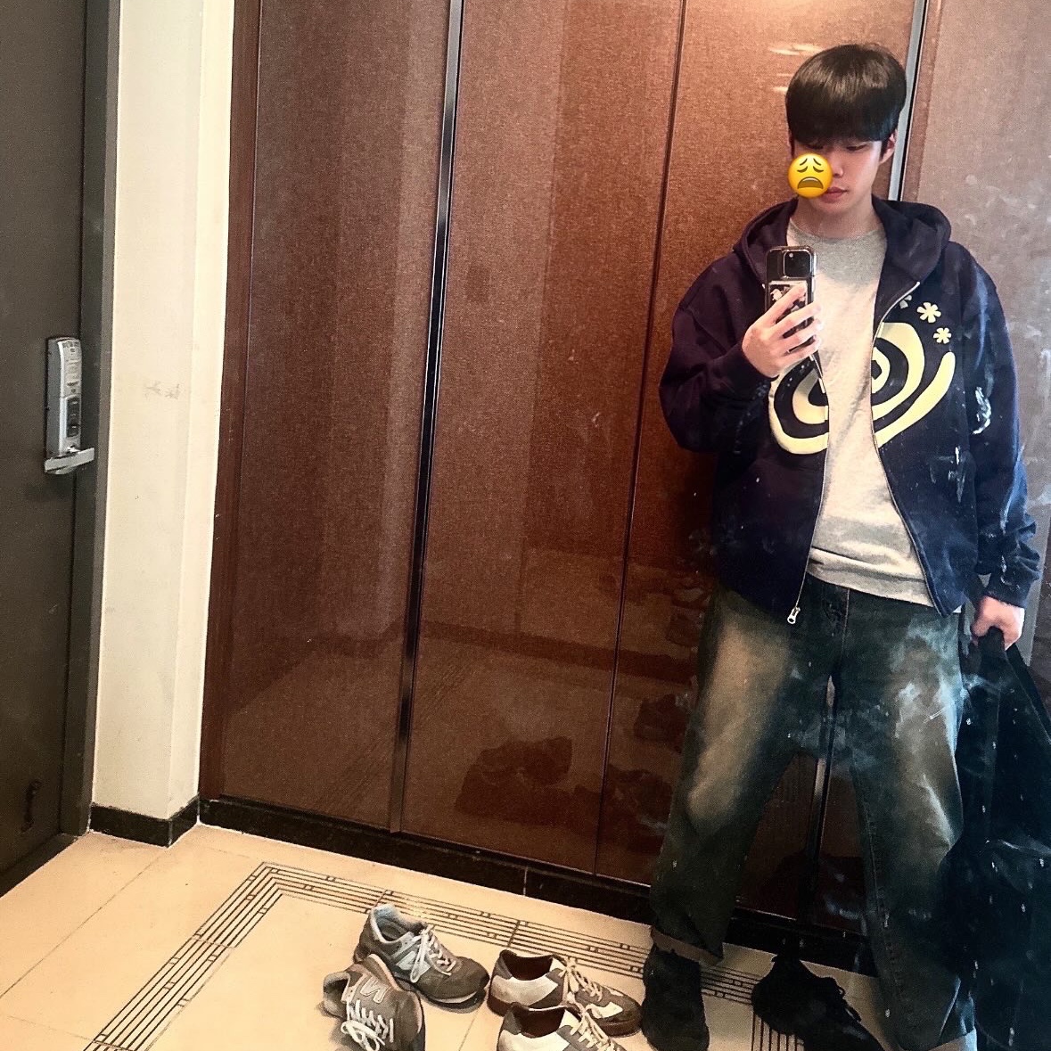AMOU Molly Hoodie Zip Up Navy 착용 스타일
