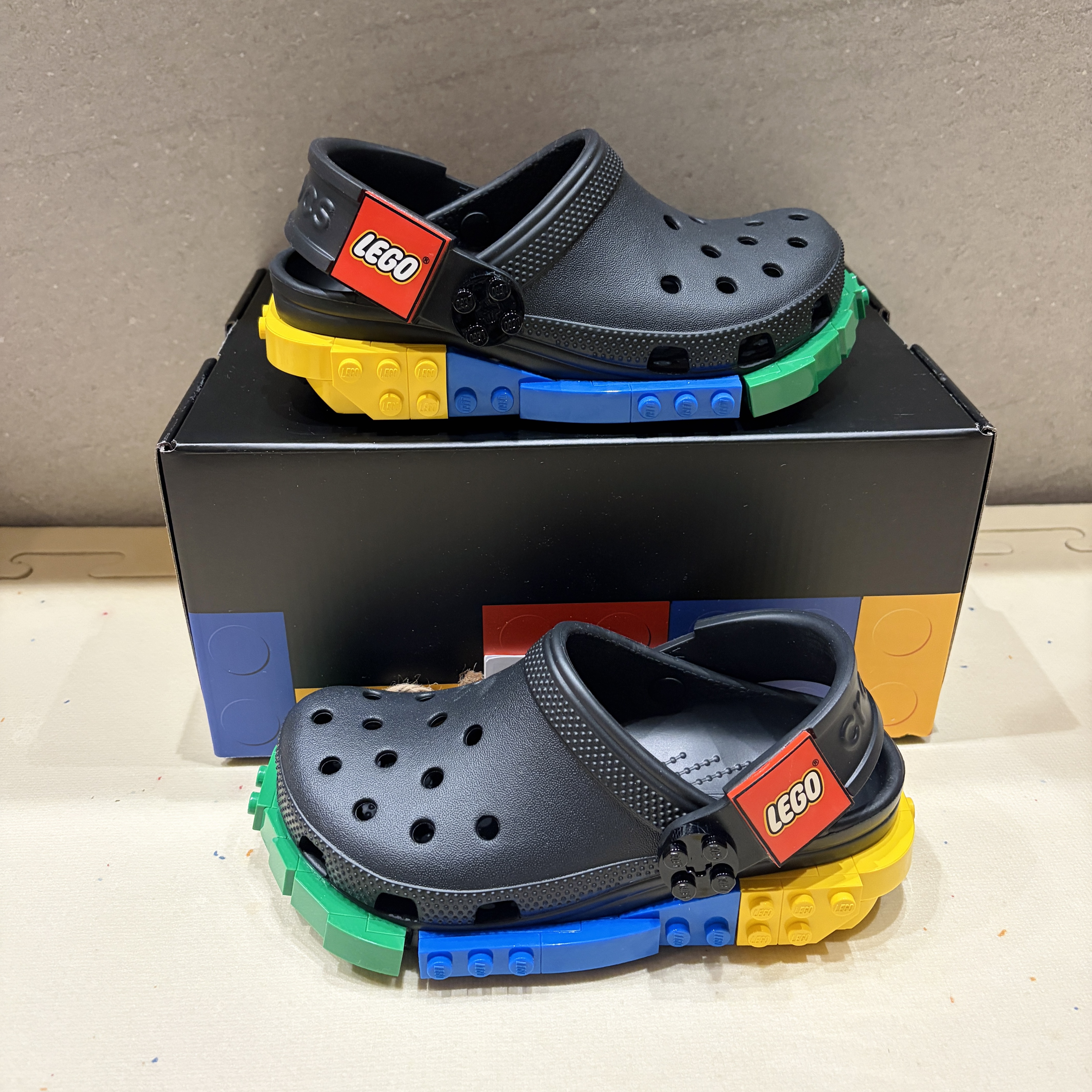 (Kids) Crocs x Lego Creativity Clog Black Mini Figure set 착용 스타일 - 1