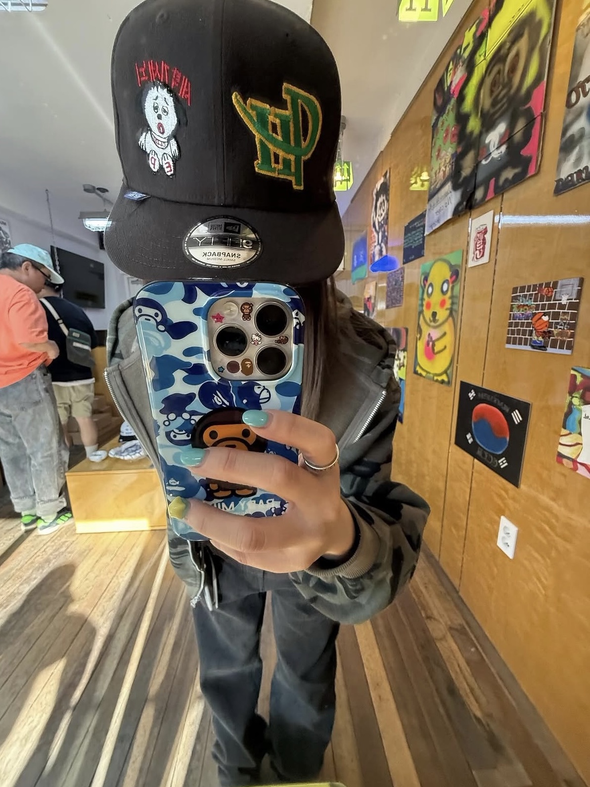 BAPE ABC Milo Camo iPhone 16 Pro Max Case Blue, BAPE Baby Lisa Nail Seal Set Blue 착용 스타일