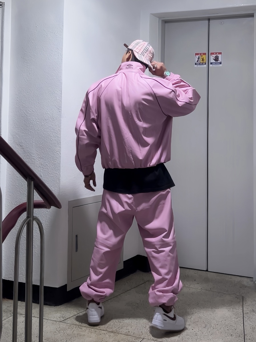 Supreme x Burberry Denim 6-Panel Pink - 22SS, Supreme x Umbro Leather Track Jacket Pink - 25FW 착용 스타일