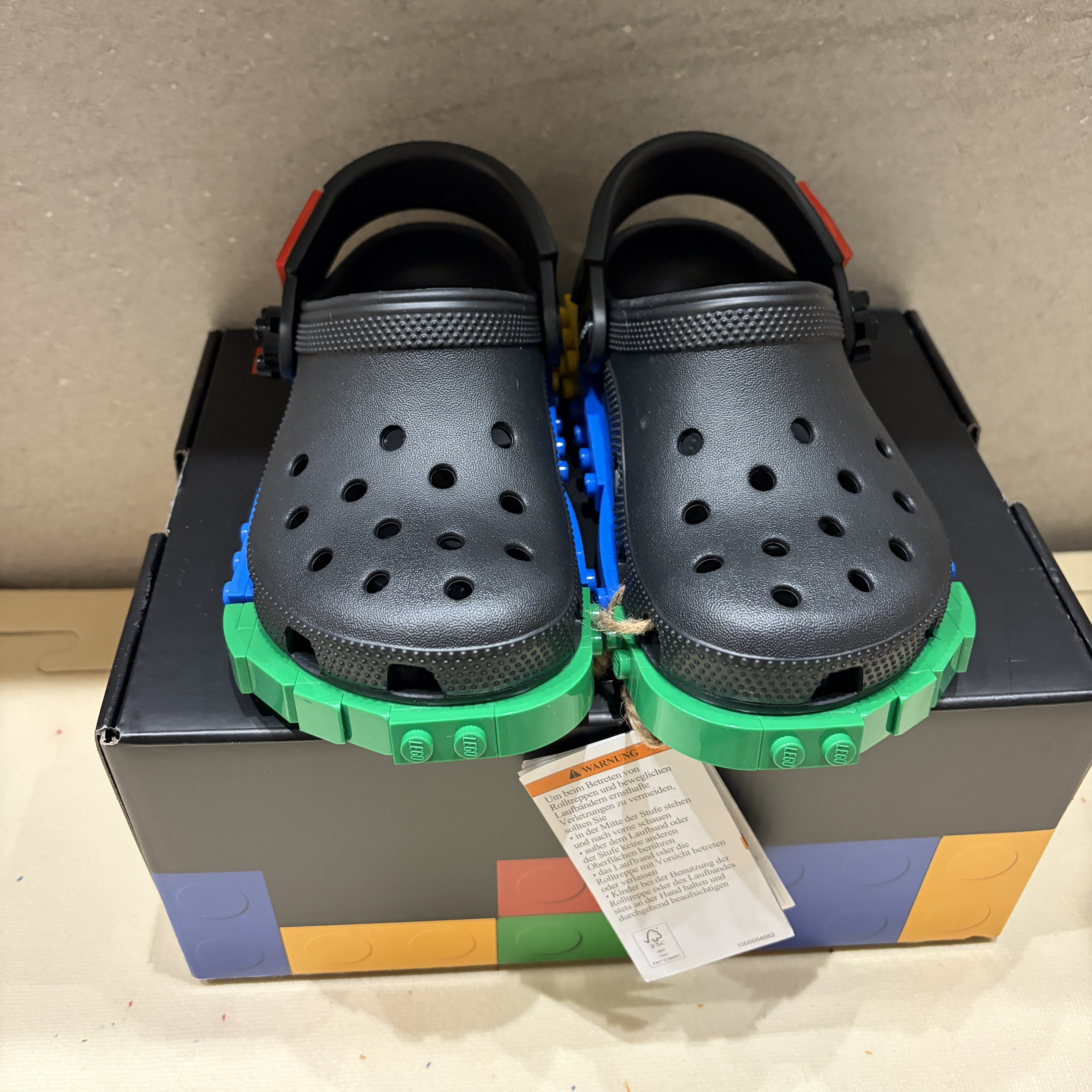 (Kids) Crocs x Lego Creativity Clog Black Mini Figure set 착용 스타일 - 2