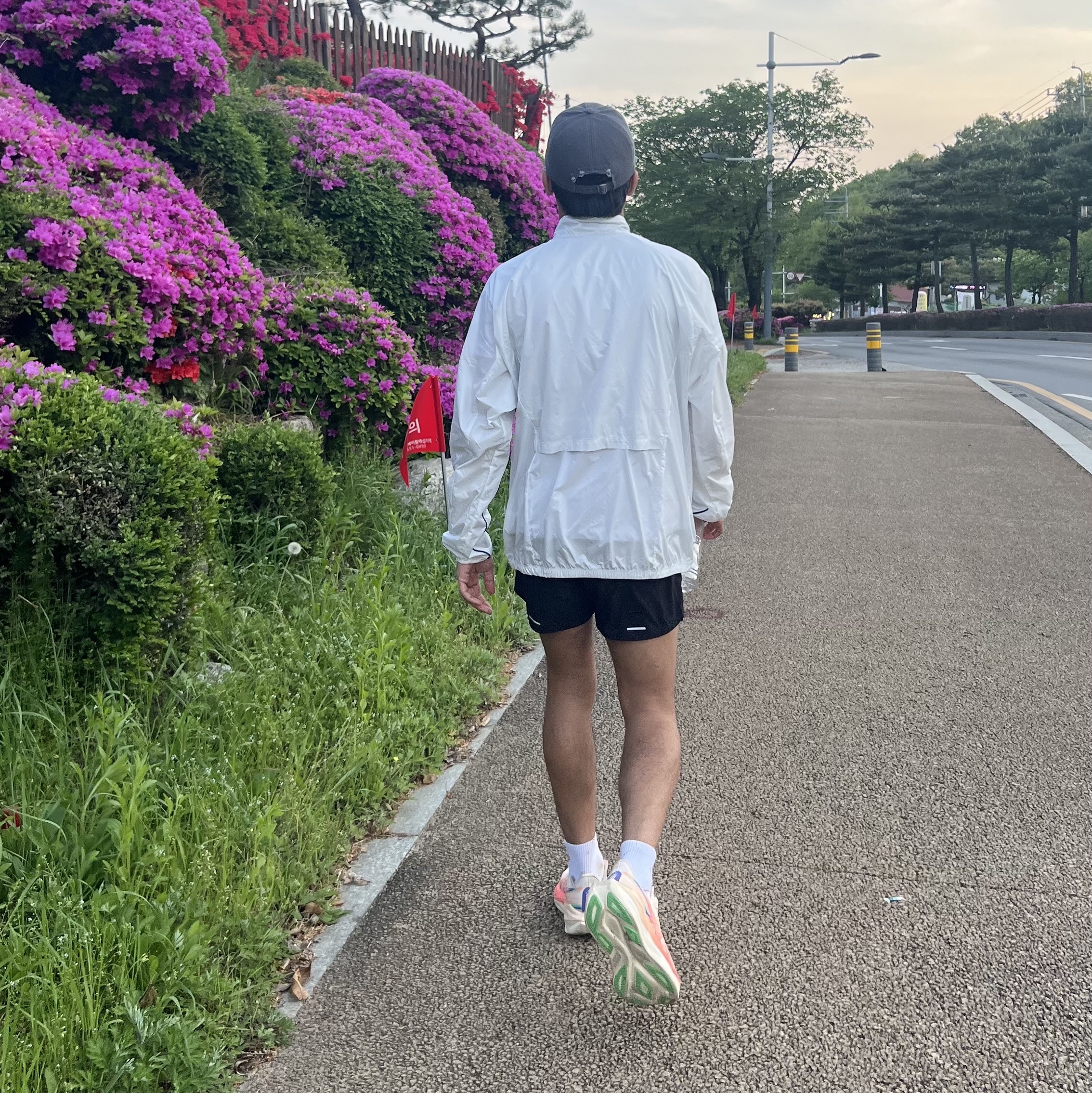 Asics Superblast 3 Seashell Sun Coral, Nike Track Club Storm-Fit Running Jacket Summit White - Asia 착용 스타일 - 2