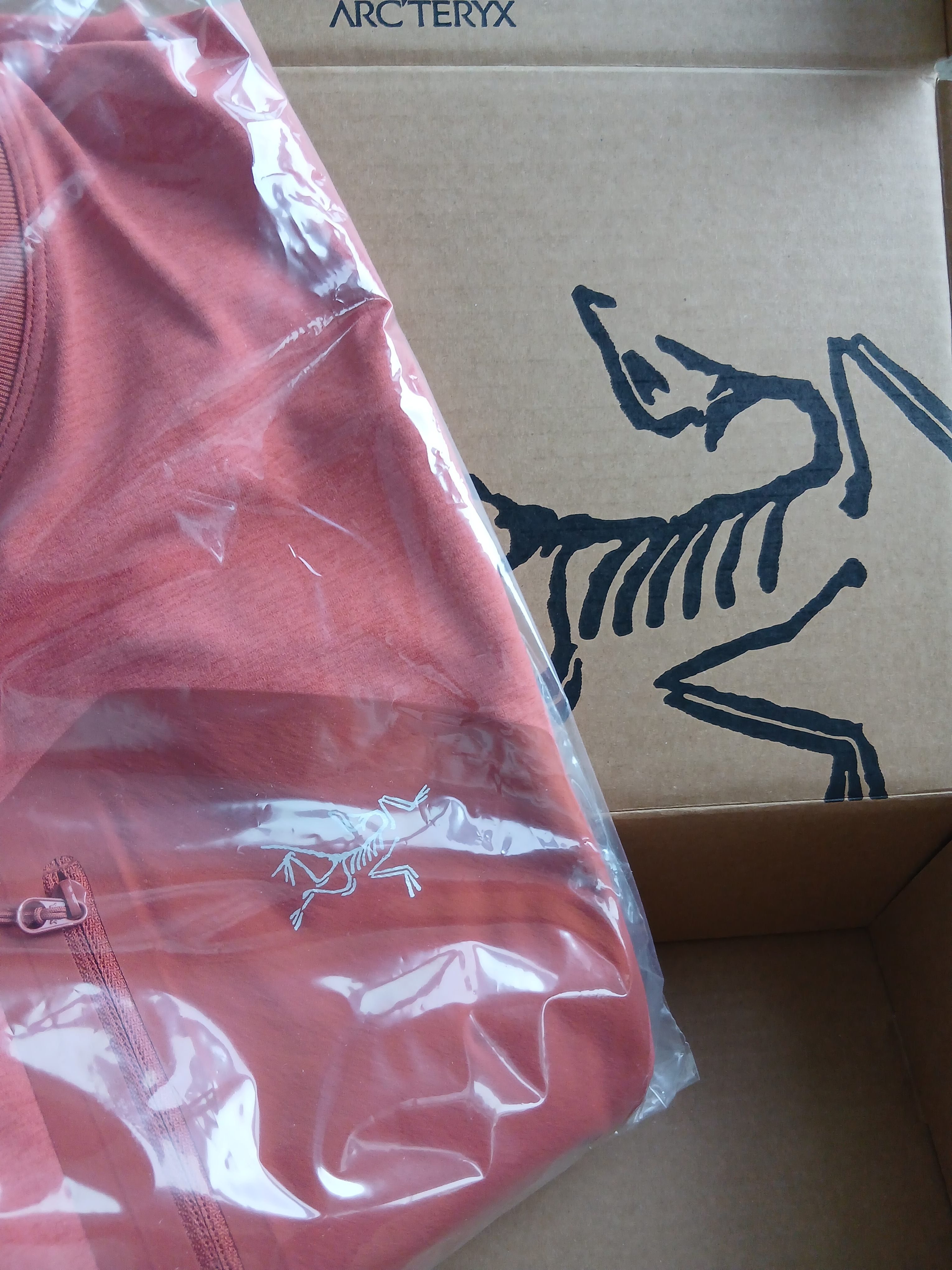 Arc'teryx Konseal Pocket SS T-Shirt Stone Red Dk Stone 착용 스타일 - 8