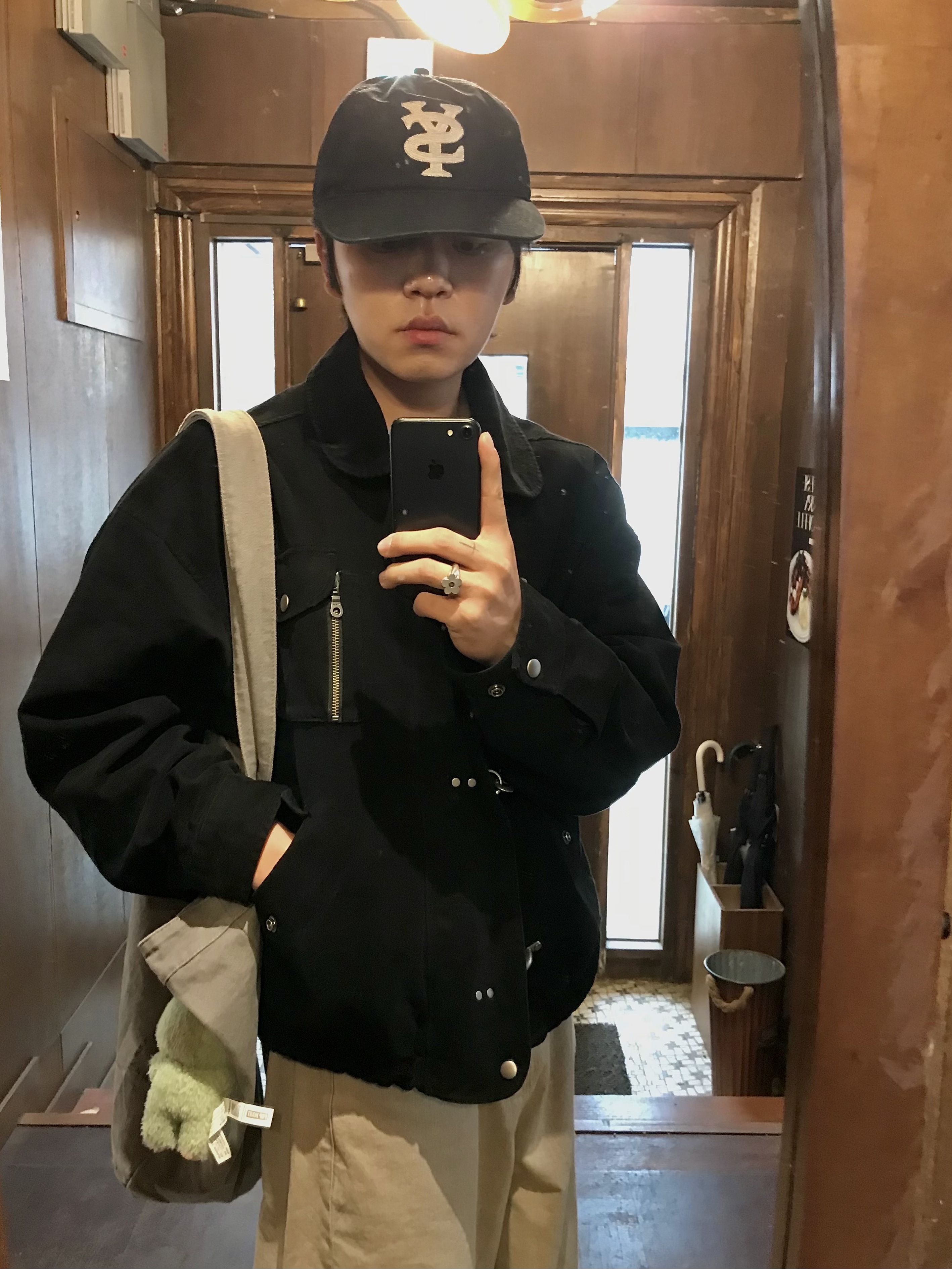 Skinarma AirPods Pro 3 Meca LE Black, Pop Mart Labubu The Monsters Labubu Tasty Macarons Series Toffe Keyring (Opened Case) 착용 스타일 - 6