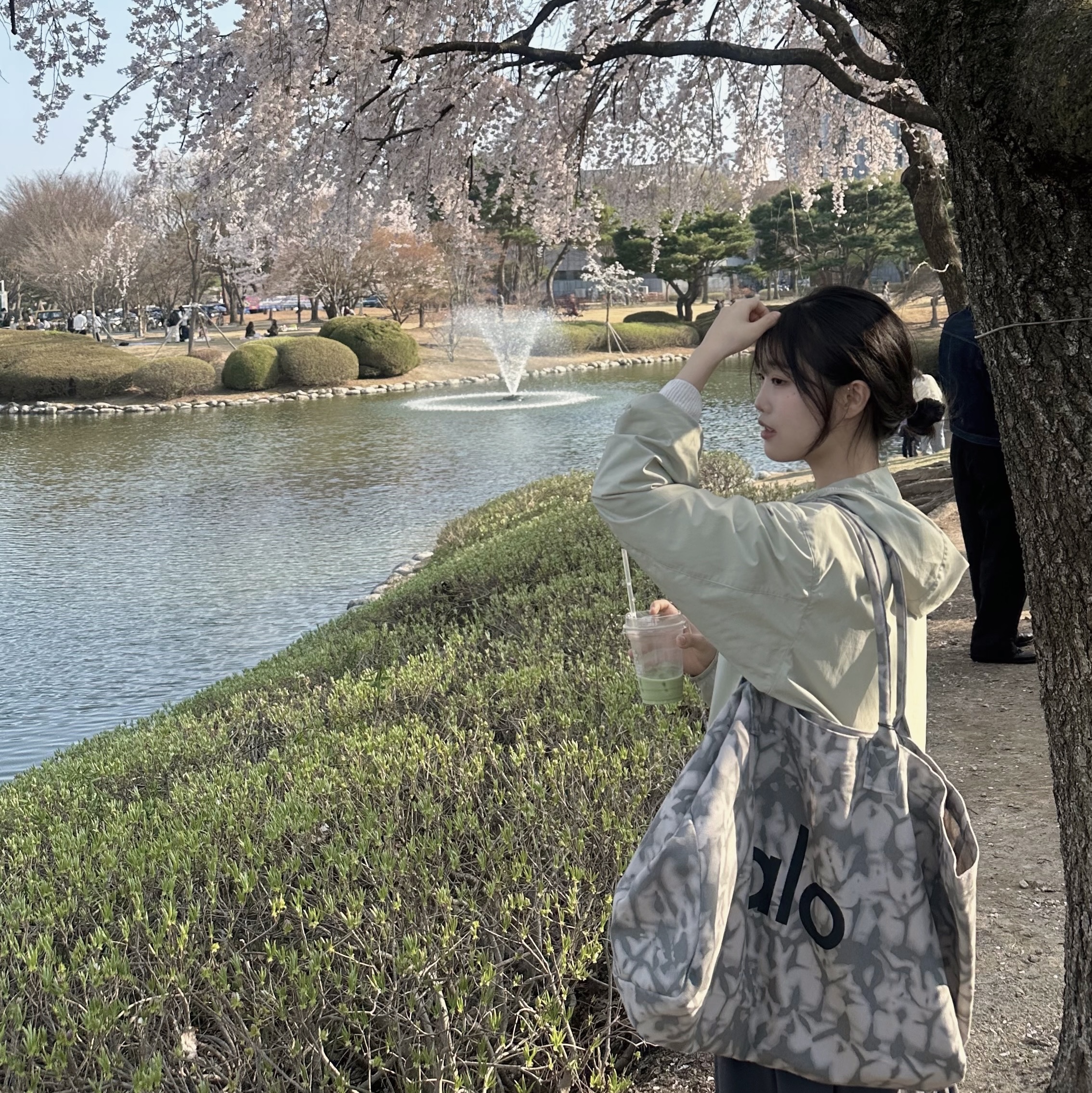 Alo Yoga Iconic Shopper Tote Bag Grey Tiedye 착용 스타일 - 1