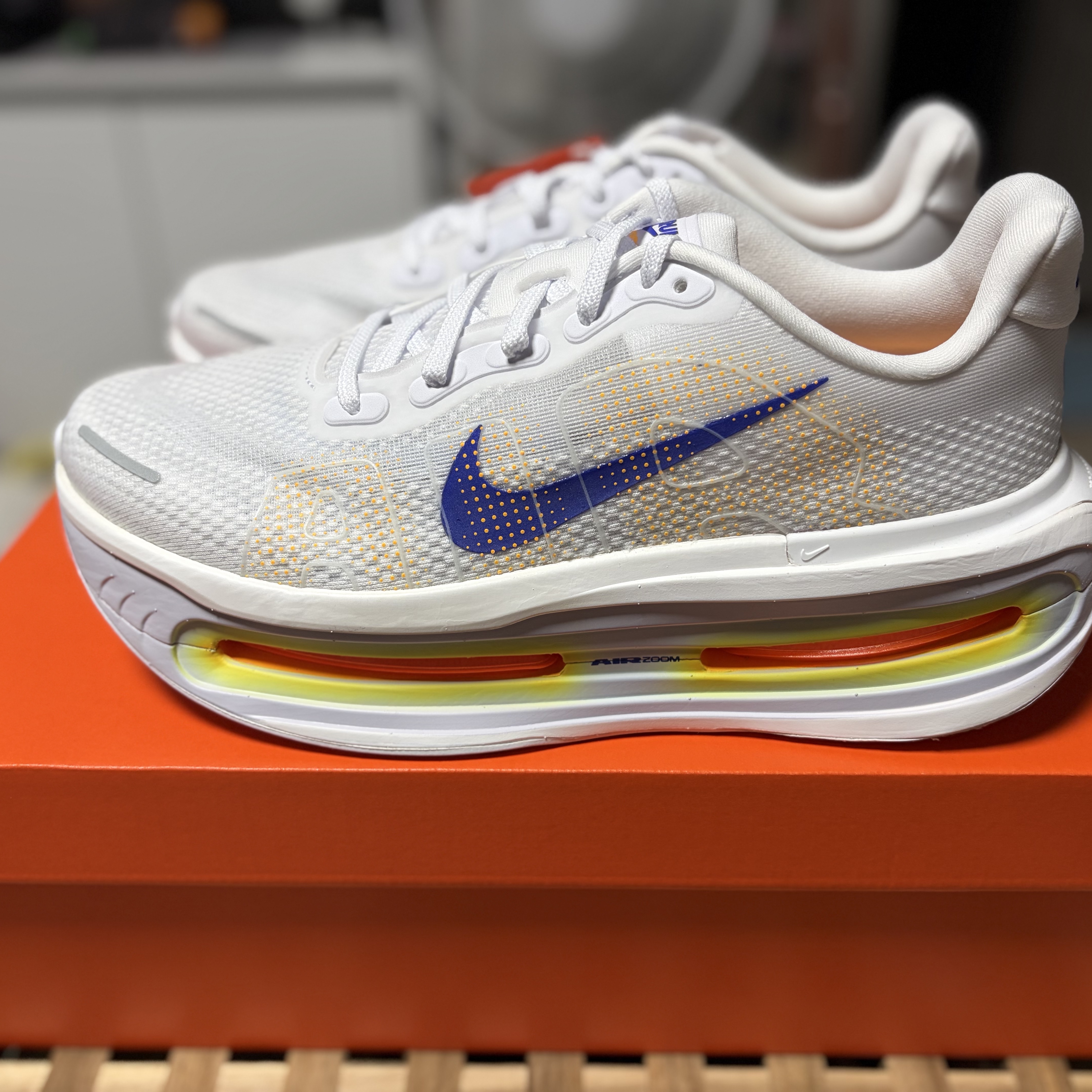Nike Vomero Premium White Total Orange 착용 스타일 - 1