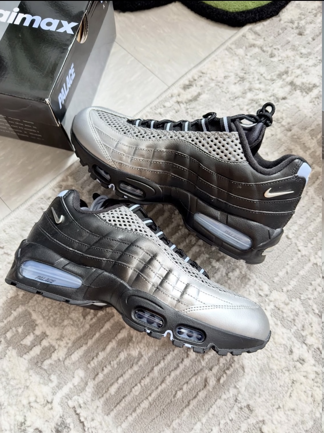Nike x Palace Air Max 95 Metallic Silver Aluminum 착용 스타일 - 1