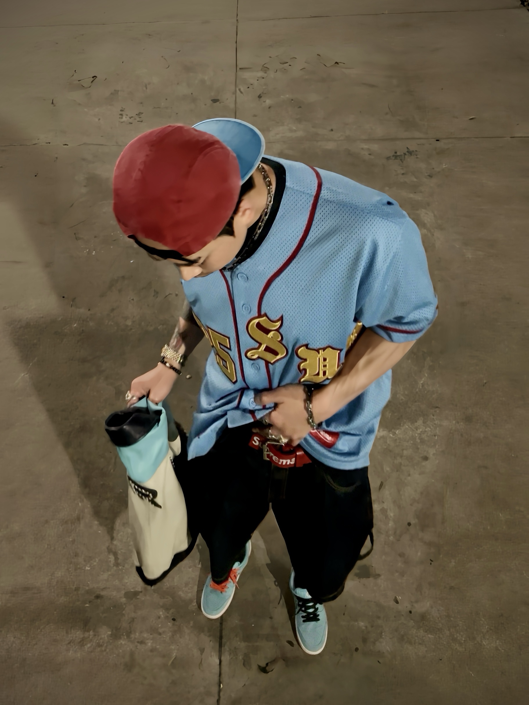 Supreme Pigment 2-Tone Camp Cap Red - 24SS, Supreme Old English Baseball Jersey Light Blue - 25SS 착용 스타일