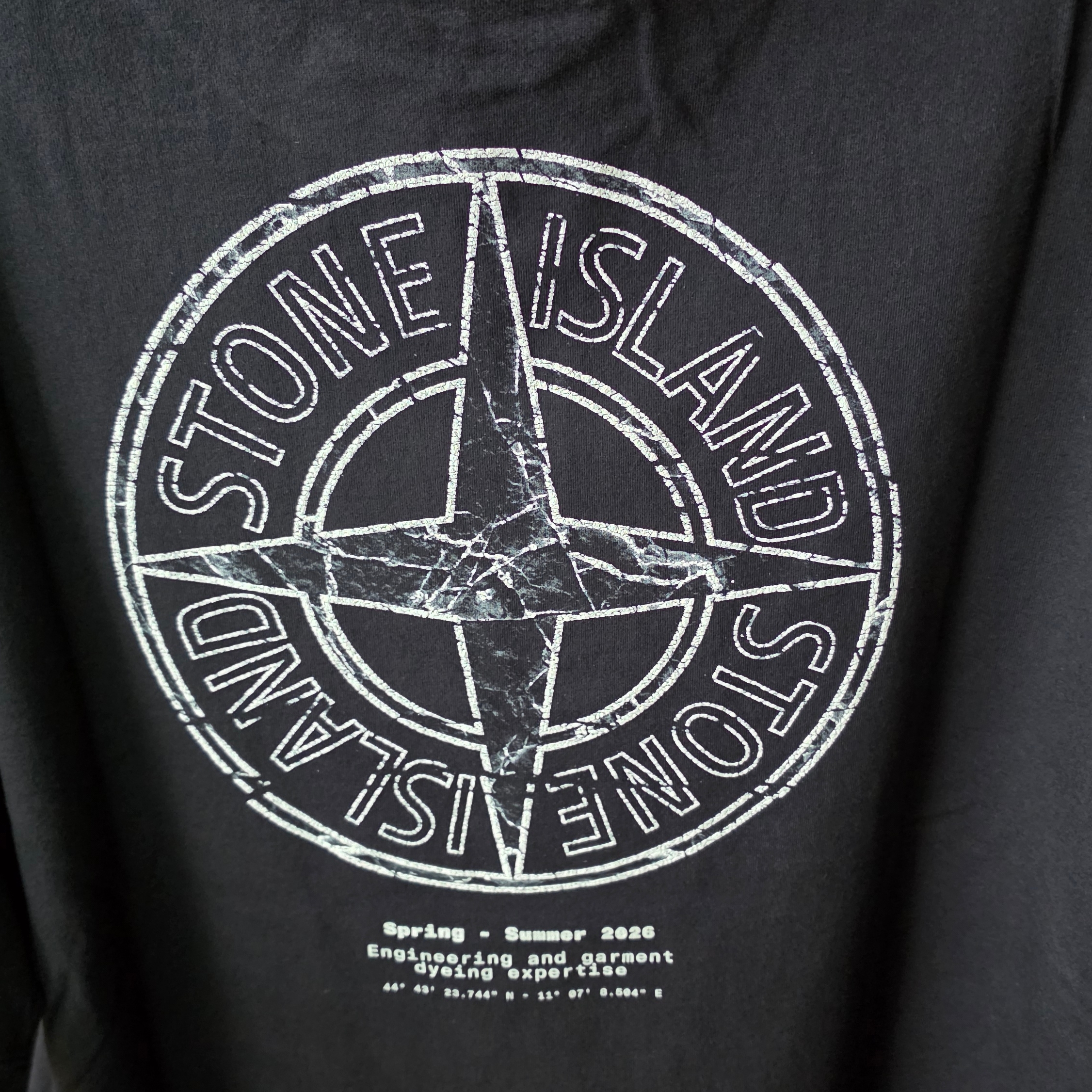 Stone Island 2100001 Organic Cotton Jersey Regular Fit T-Shirt with Stone Print Black - 26SS 착용 스타일 - 2