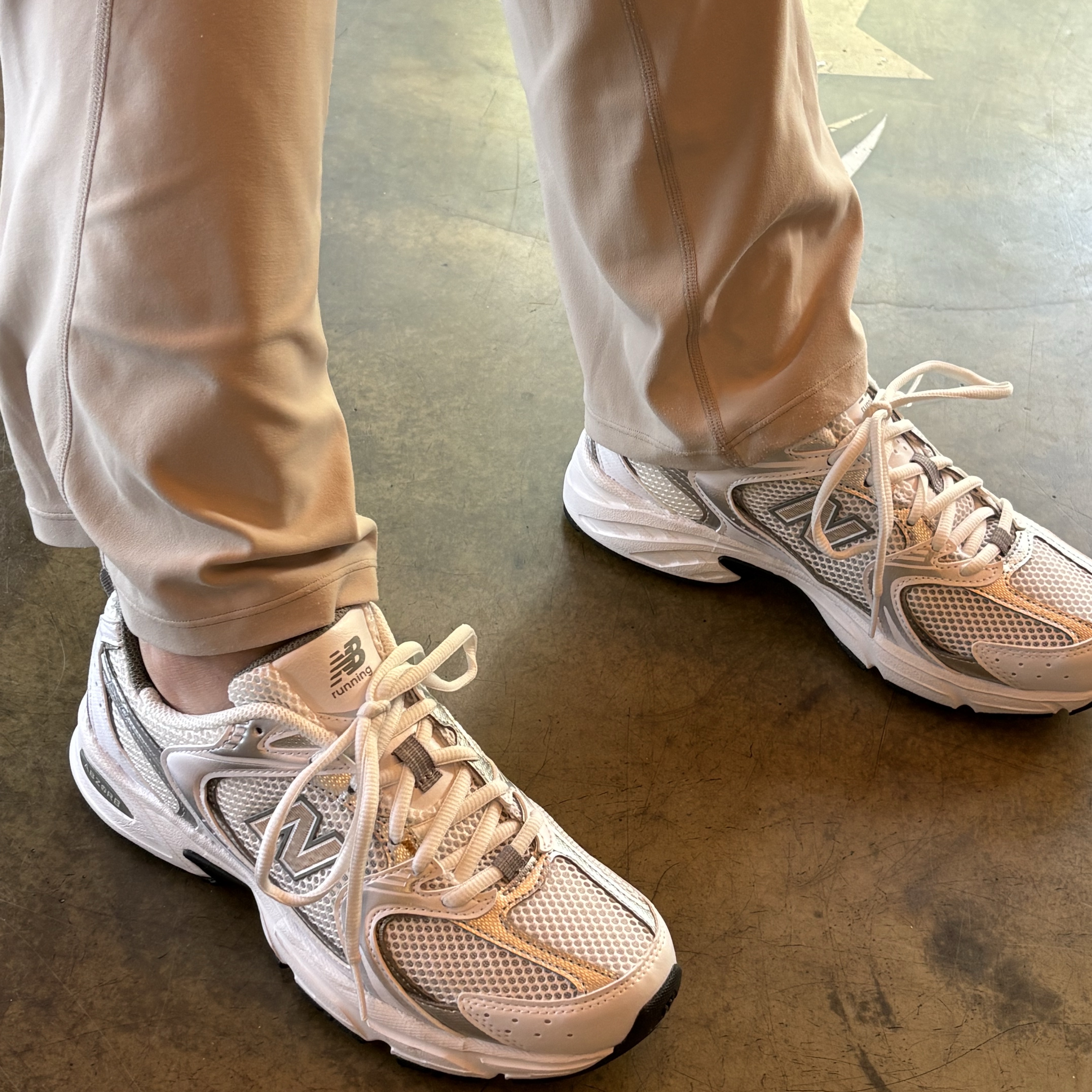 New Balance 530 White Silver 착용 스타일 - 1