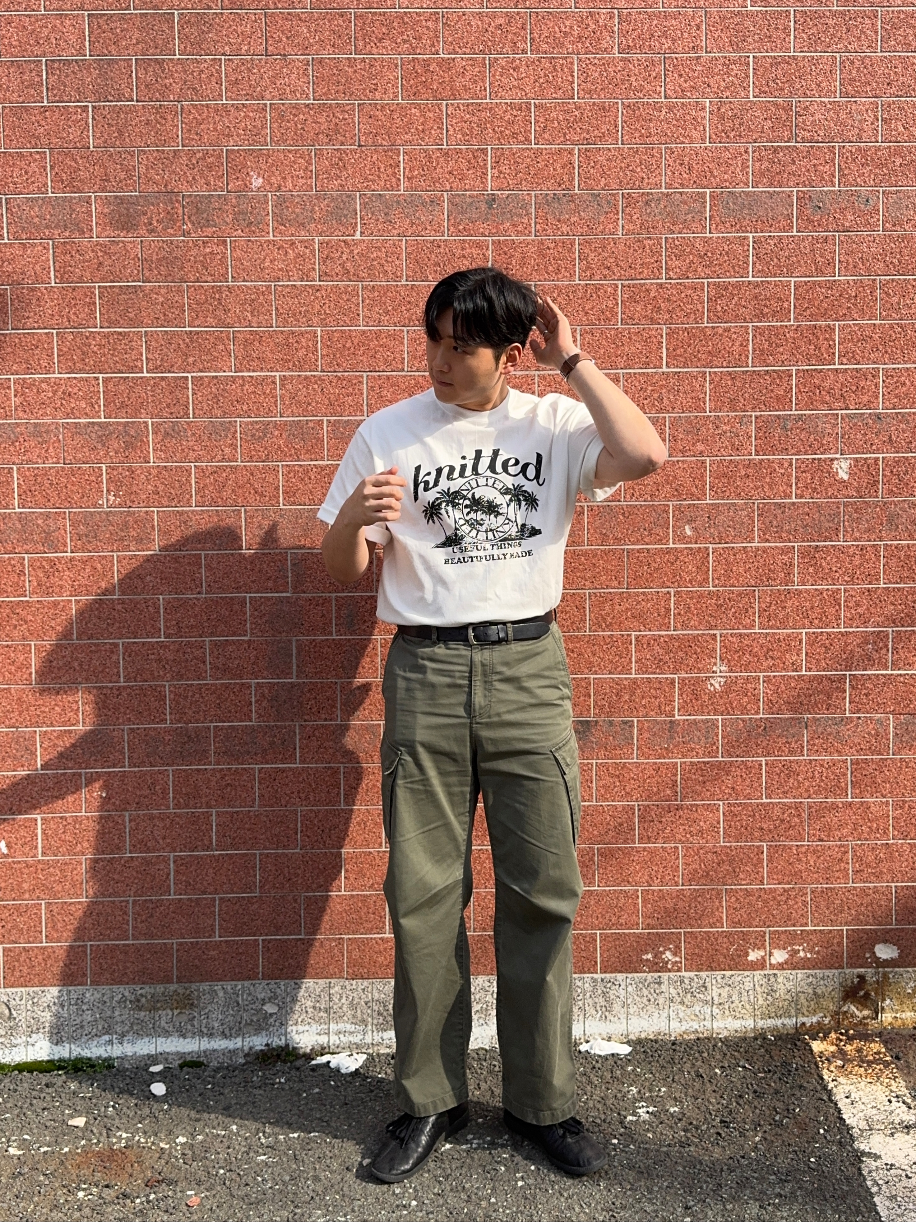 Knitted Pigment Palm Tree Graphic T-Shirt White 착용 스타일