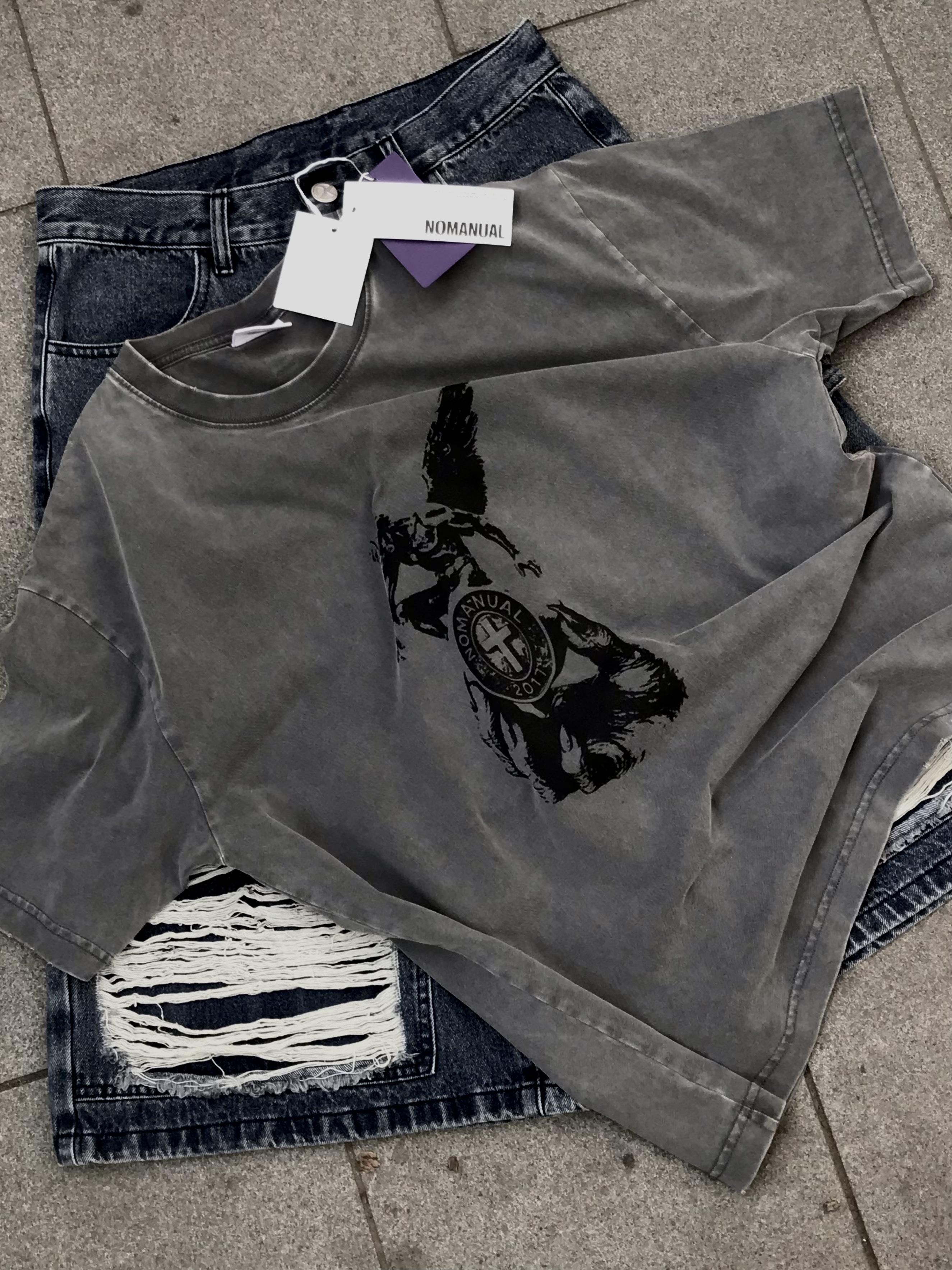 [KREAM 단독] NOMANUAL Devil Ring Damaged T-shirt Washed Charcoal, [KREAM 단독] NOMANUAL Destroyed Bermuda Pants Washed Navy 착용 스타일 - 5