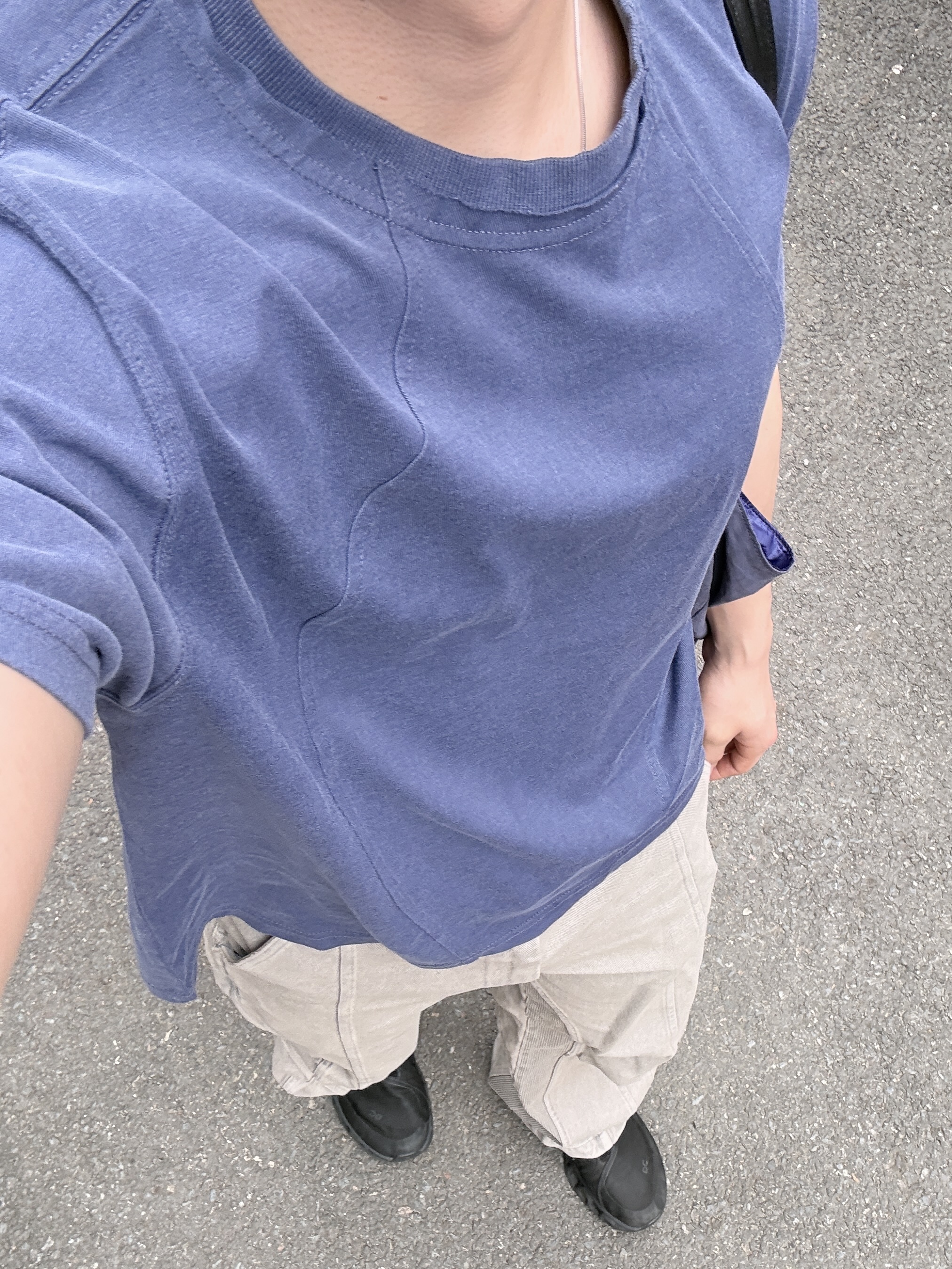 IGNOTA Core:14 Leaf Cargo Pants Sand, Xlim EP.9 02 Bag Royal Blue 착용 스타일 - 2