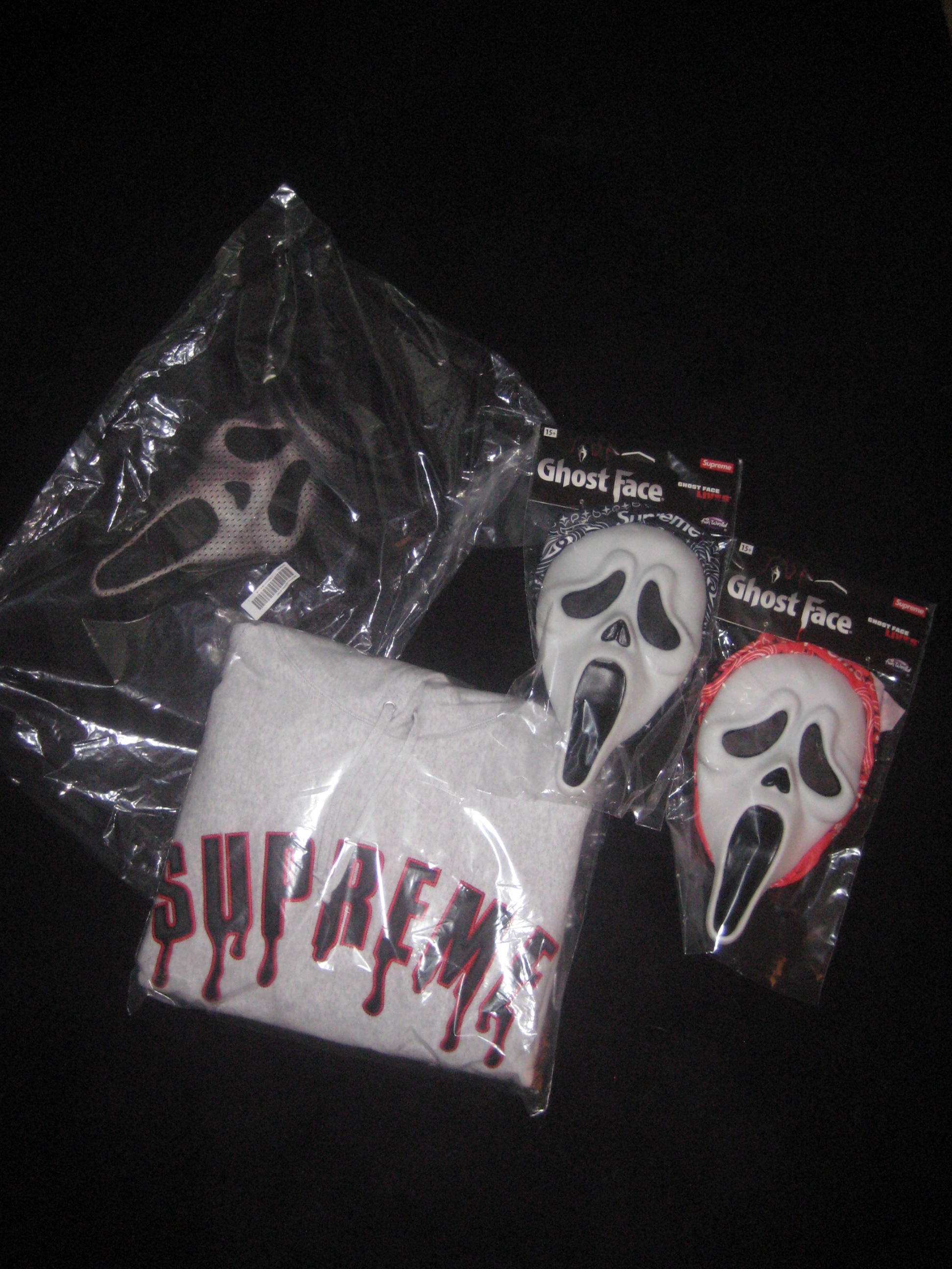 Supreme Ghostface Mask Red - 26SS, Supreme Ghostface Mask Black - 26SS 착용 스타일