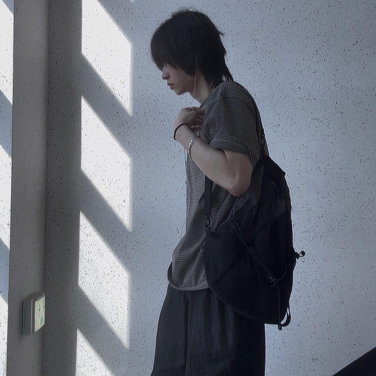 NOMANUAL C.B String Bag Charcoal 착용 스타일 - 2