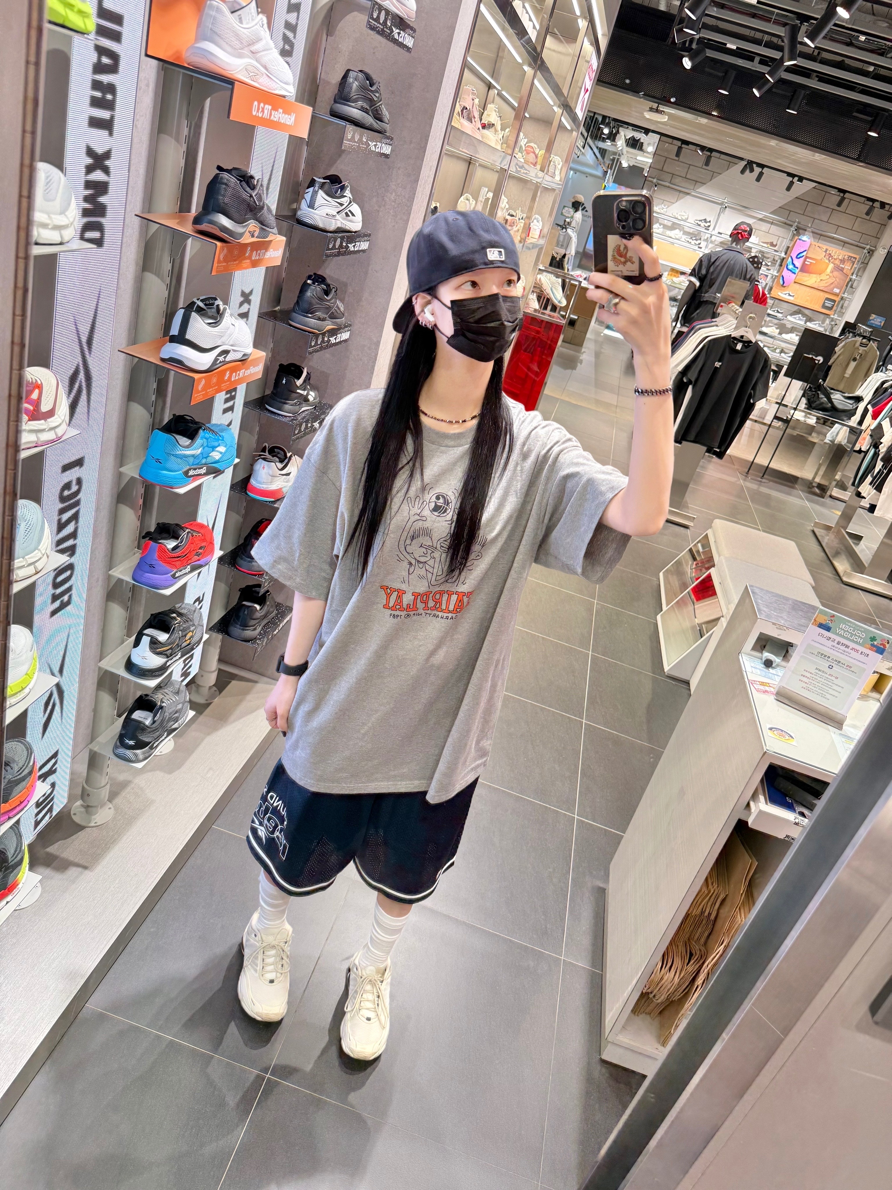 New Era 59Fifty MLB Authentic New York Yankees Game Navy, Carhartt WIP S/S Fairplay T-Shirt White 착용 스타일 - 1