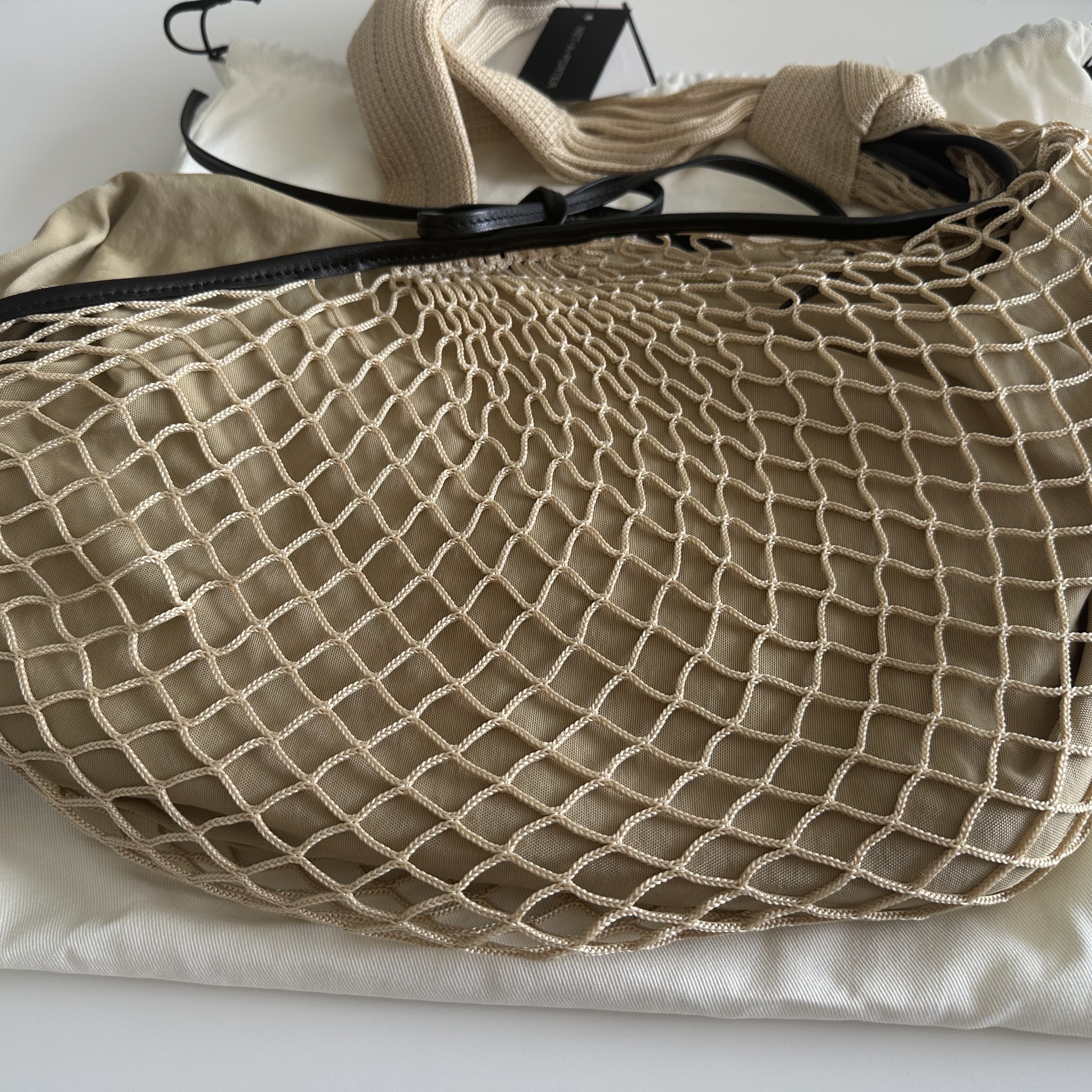 Lemaire Croissant Filt Bag Polyester Net Light Beige 착용 스타일