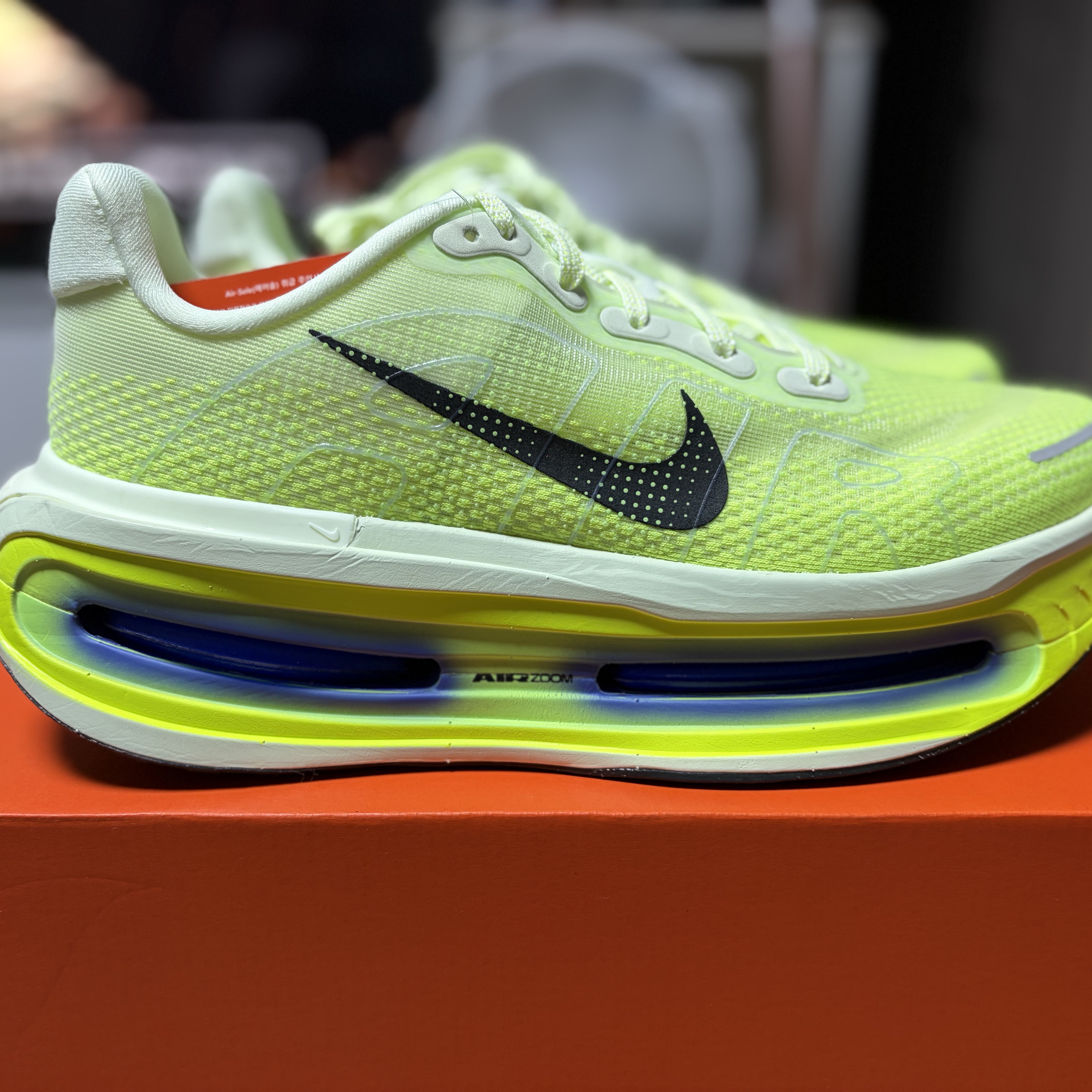 Nike Vomero Premium Volt Tint Sapphire 착용 스타일 - 3
